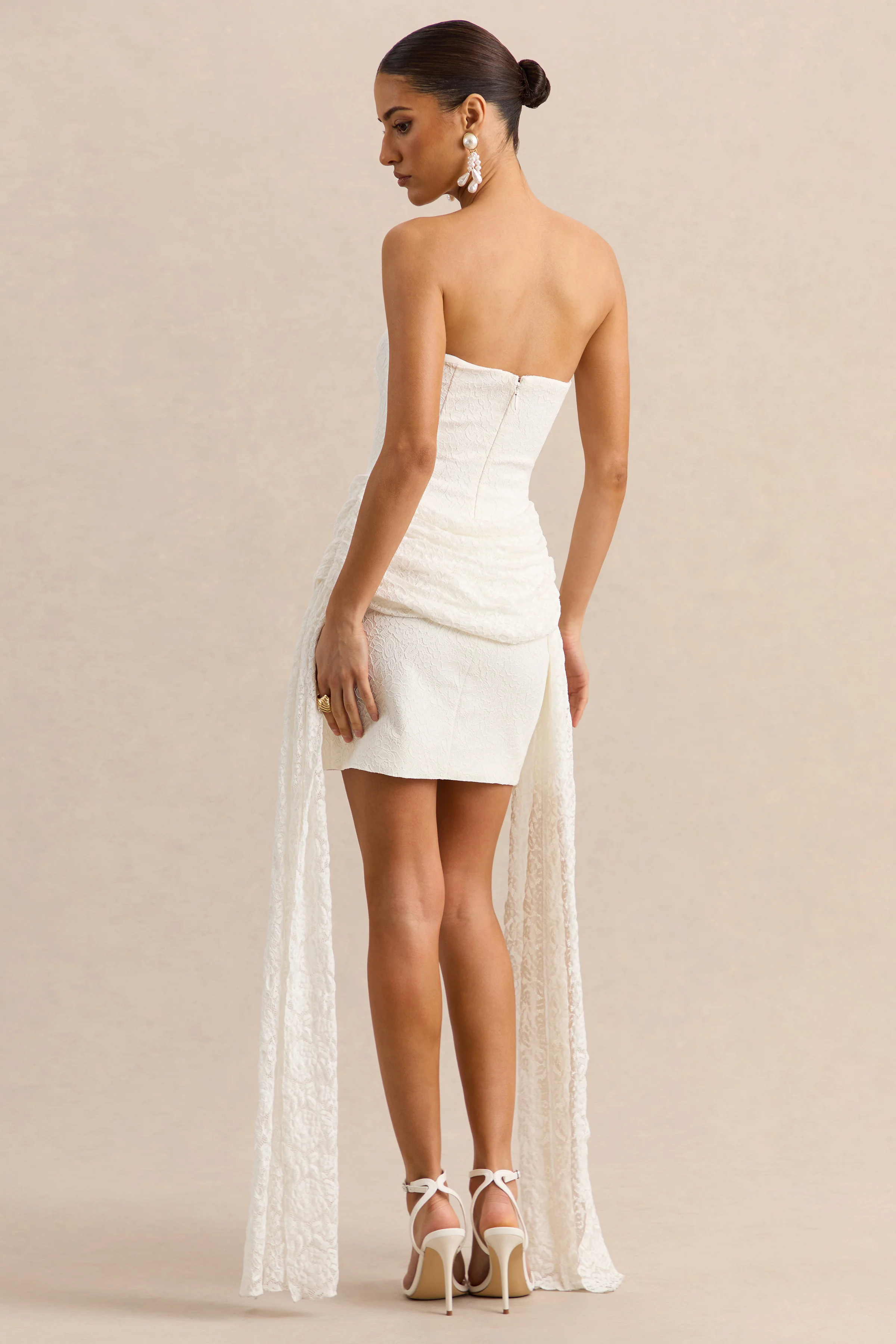 Sabrelle | Weißes Minikleid aus Spitze mit Bandeau-Ausschnitt und drapierten Details - Image 3