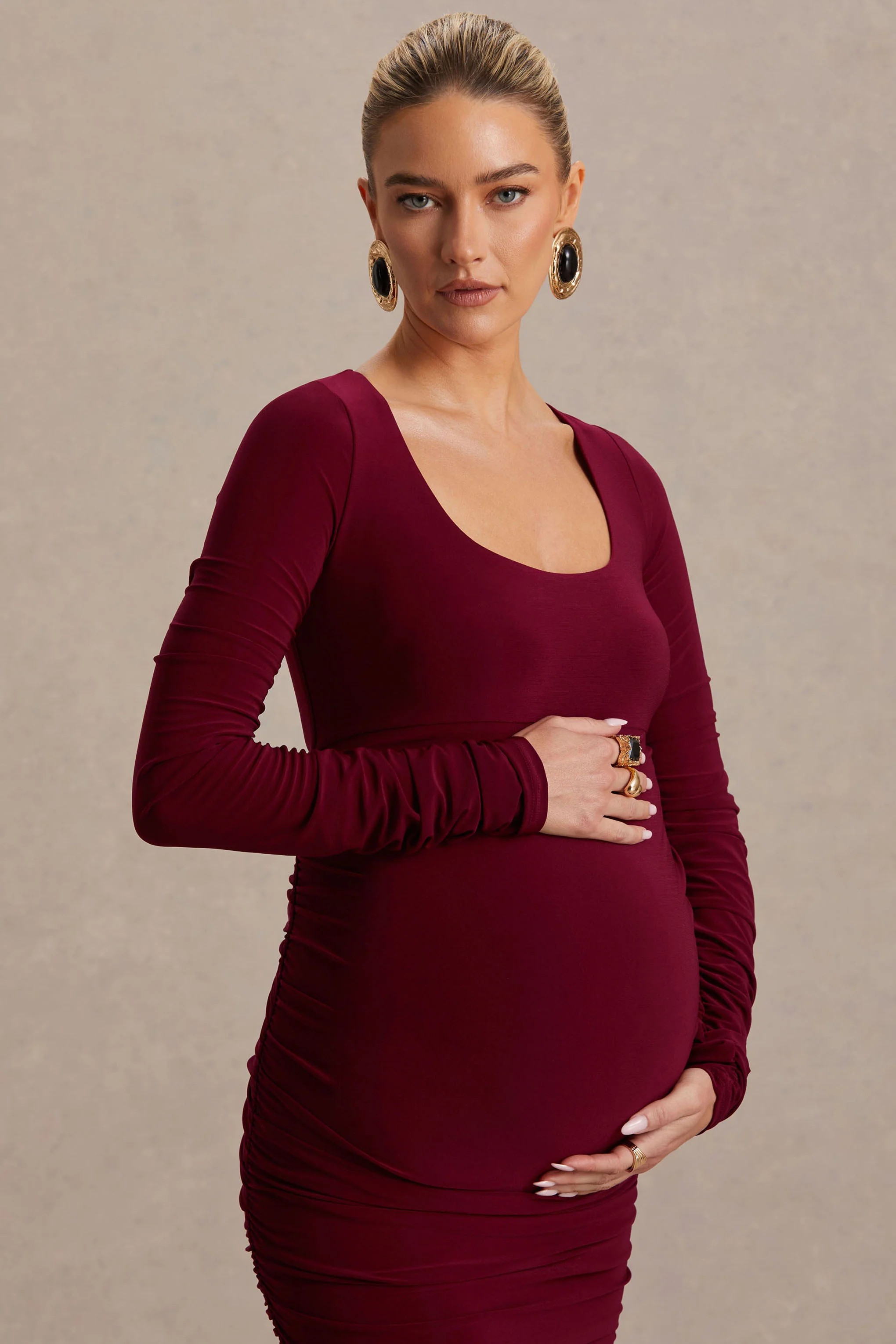 Saffron | Beerenfarbenes Umstands-Midikleid mit Rundhalsausschnitt - Image 6