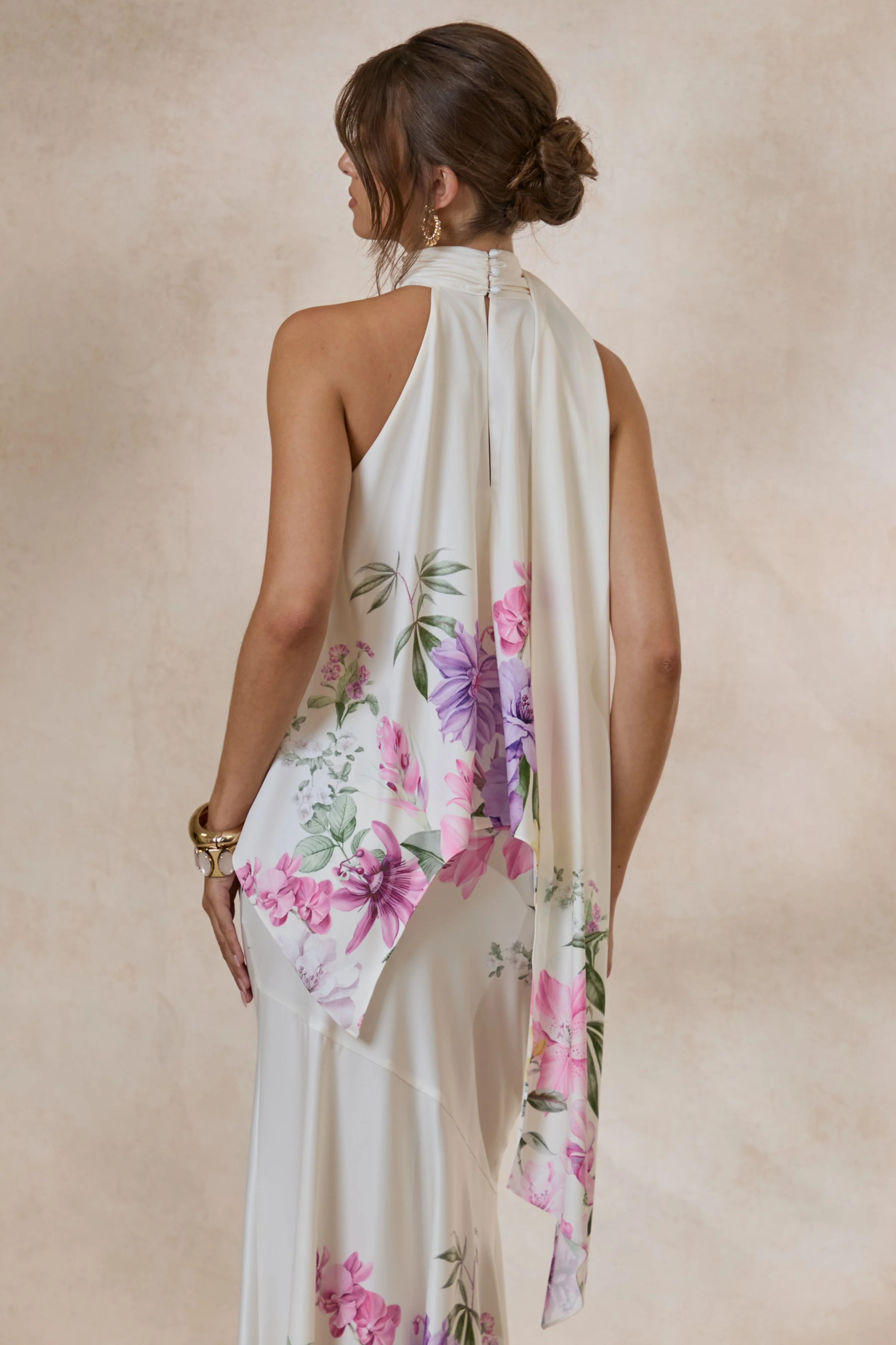 Sancelle | Cremefarbenes Oberteil aus mattem Satin mit Blumenprint und Neckholder-Ausschnitt - Image 2