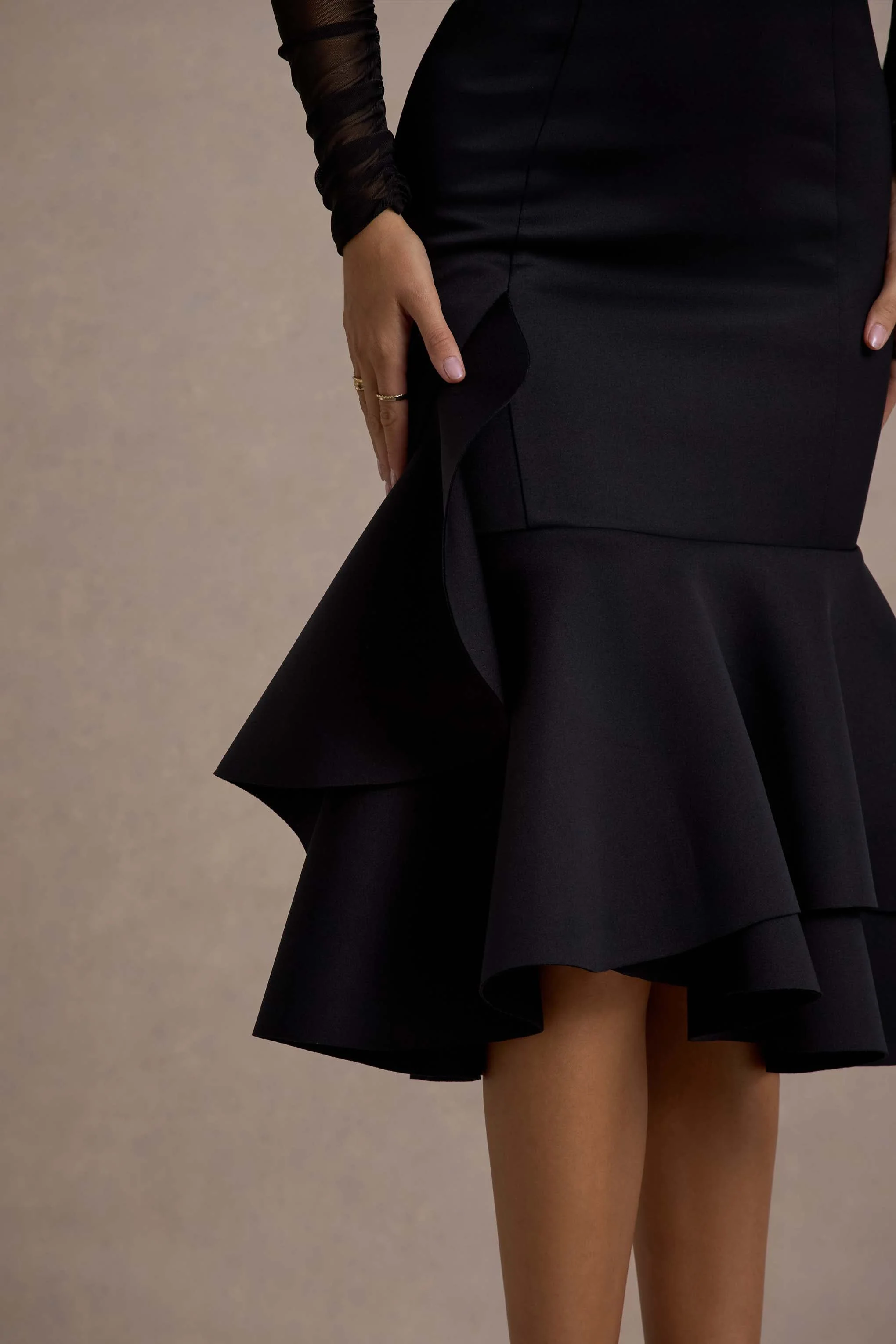 Sander | Schwarzes Midikleid aus Mesh mit langen Ärmeln und Rüschen-Saum - Image 6