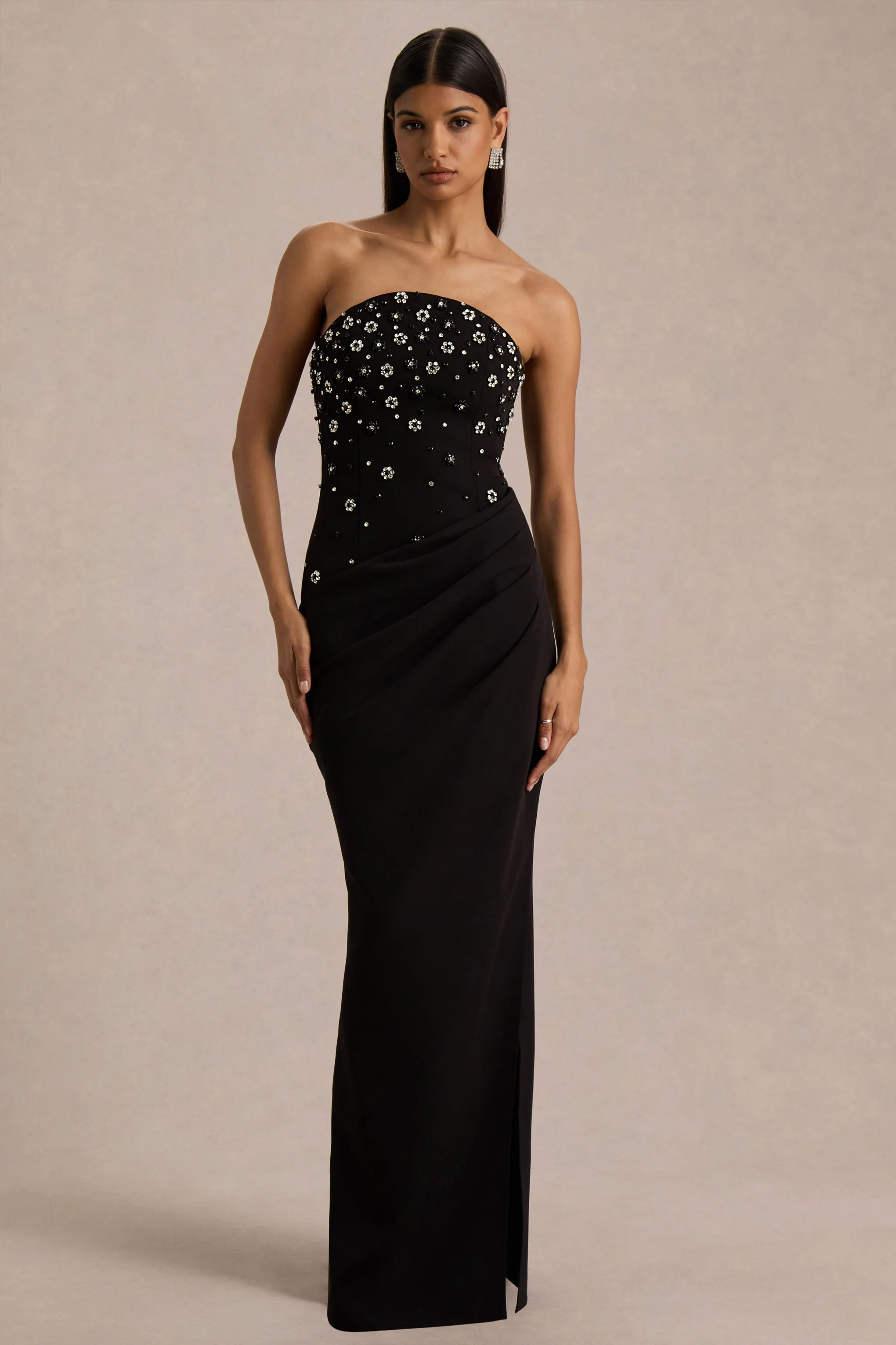 Saphira | Schwarzes Maxikleid mit handverziertem Bandeau-Ausschnitt