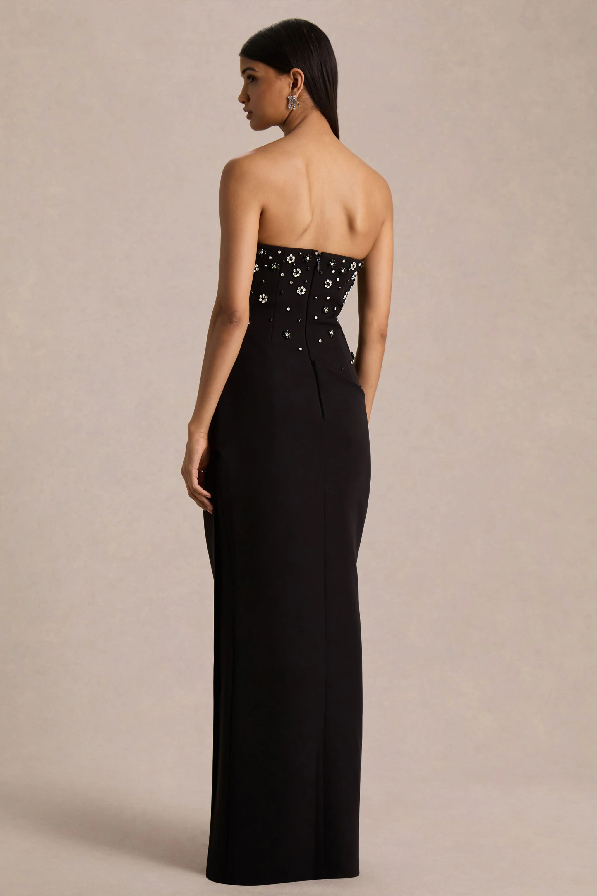Saphira | Schwarzes Maxikleid mit handverziertem Bandeau-Ausschnitt - Image 2