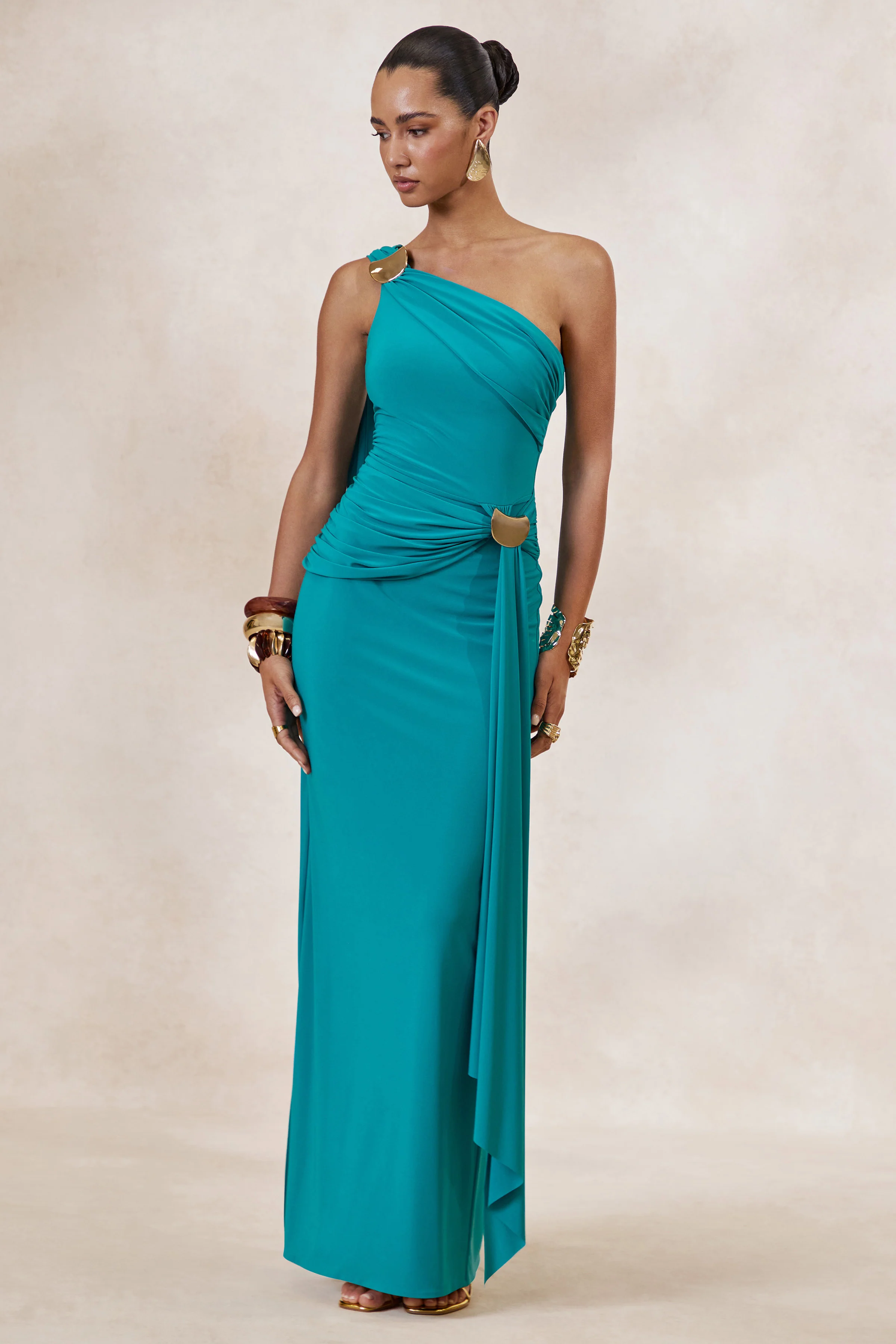 Sariah | Petrolfarbenes Maxikleid mit asymmetrischem Ausschnitt, Raffungen und goldfarbenen Details - Image 5