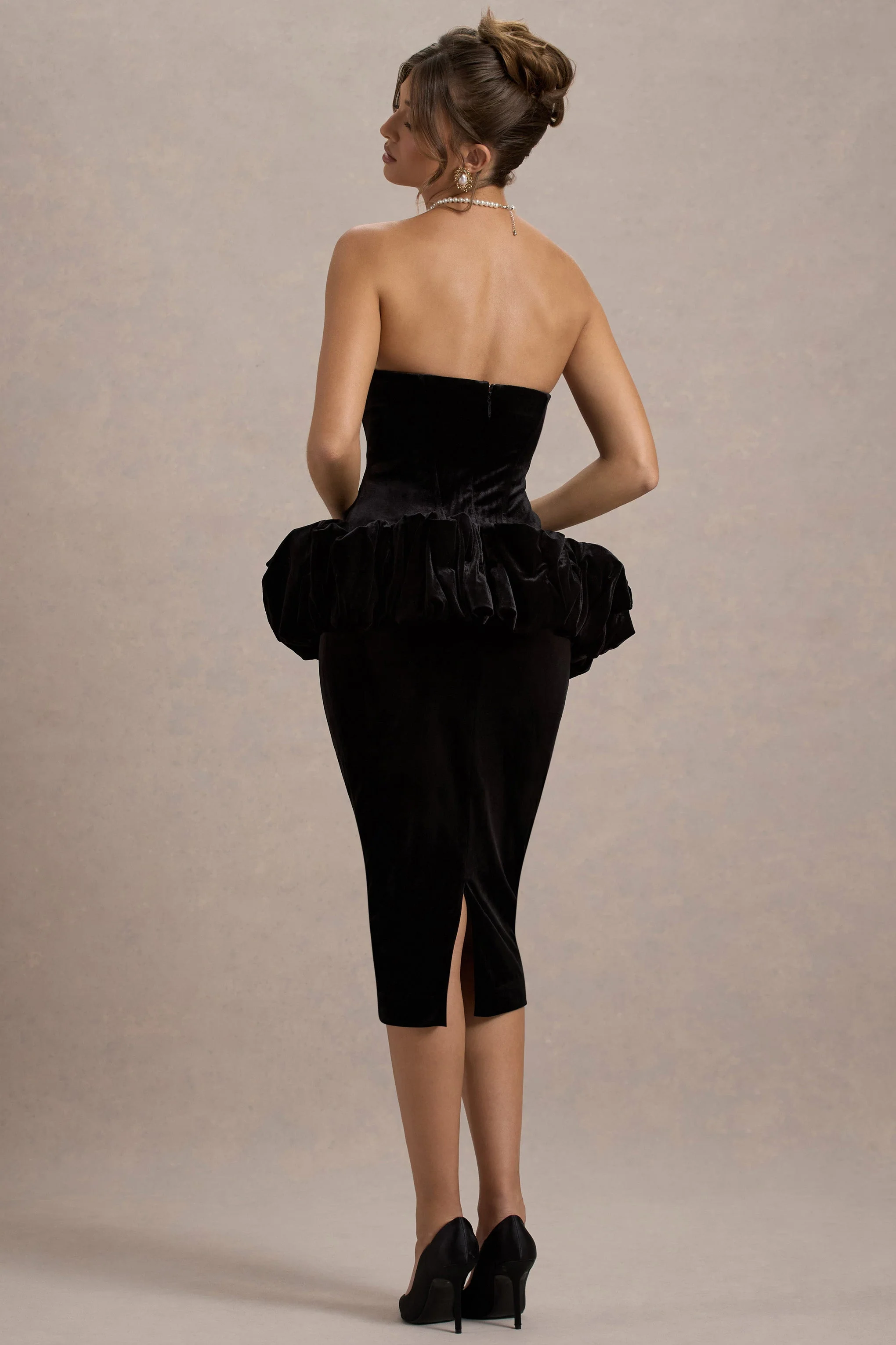 Sarifa | Schwarzes Samt-Korsett-Midikleid ohne Träger mit Rüschen-Peplum - Image 2