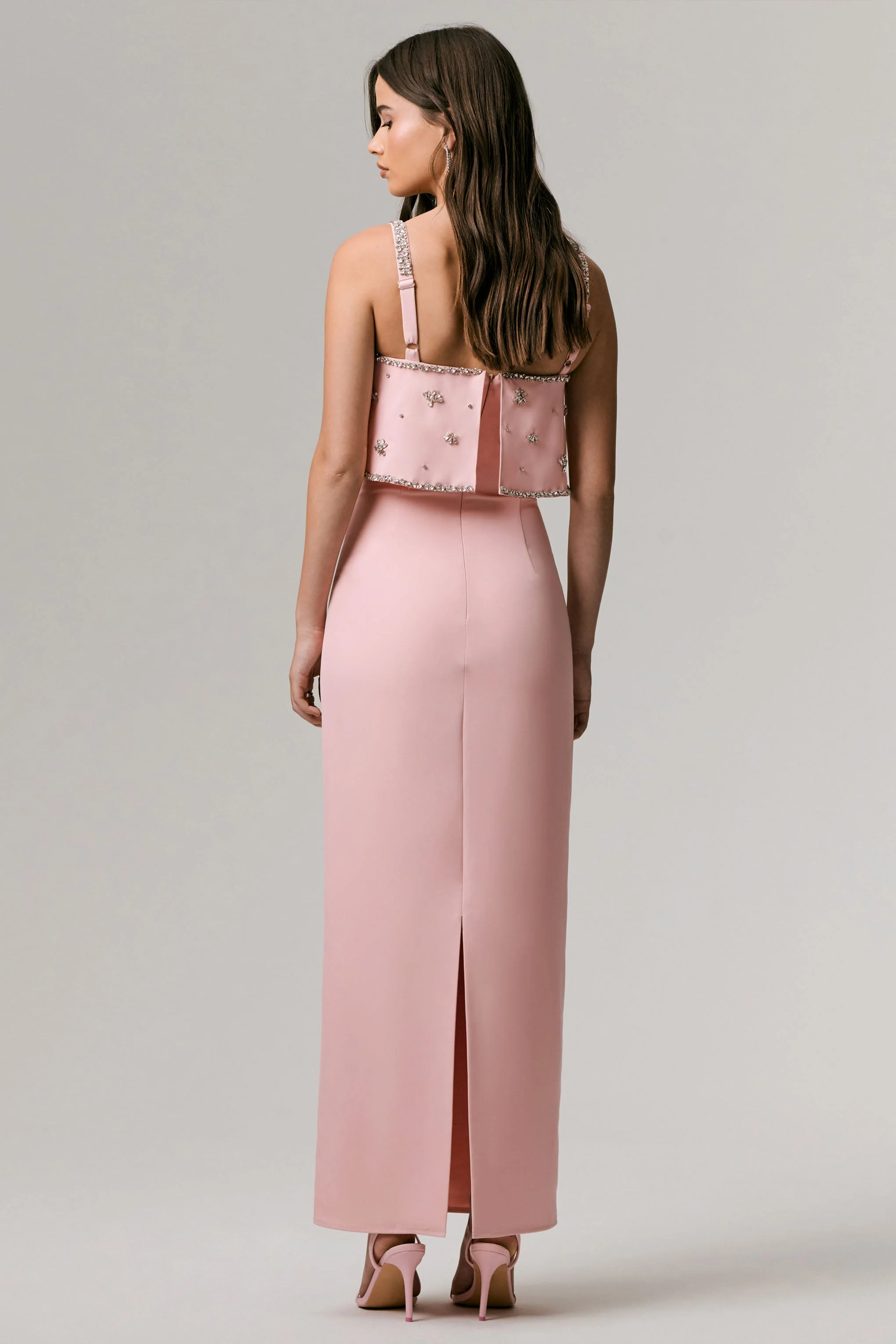 Scarlet | Blassrosa Maxikleid mit quadratischem Ausschnitt und Schmuckdetails - Image 2