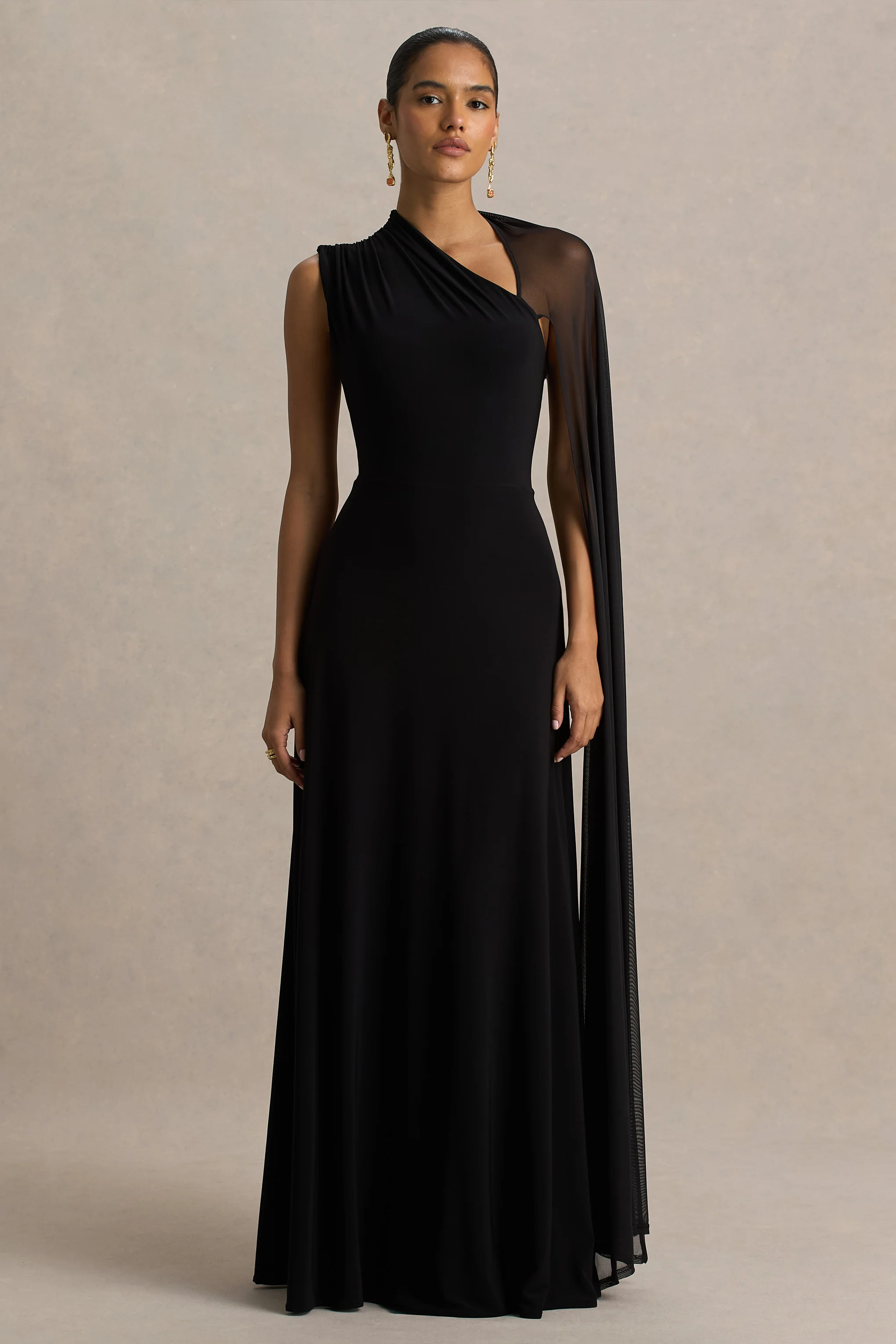 Selena | Schwarzes Maxikleid mit hohem Ausschnitt, Cut-Out und Cape-Ärmeldetail