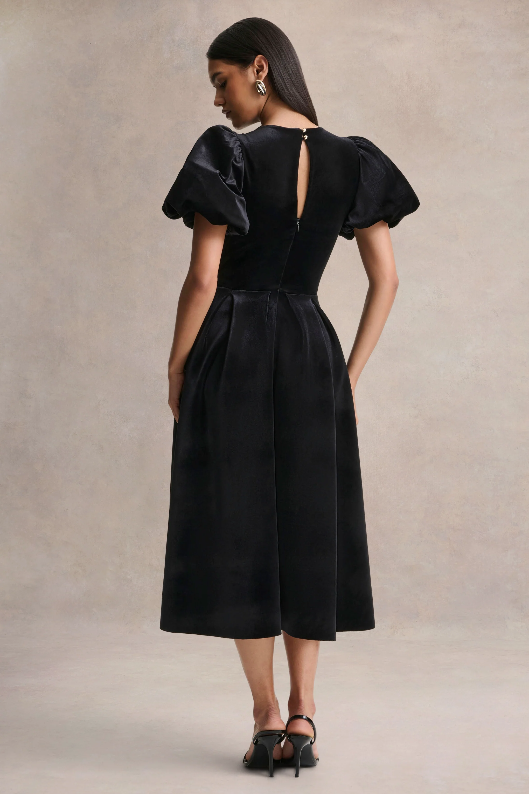 Seraphic | Schwarzes Samt-Midikleid mit Puffärmeln - Image 2
