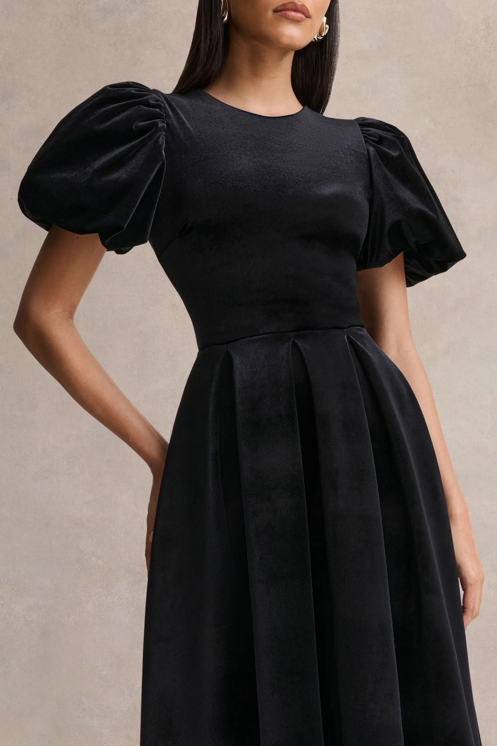 Seraphic | Schwarzes Samt-Midikleid mit Puffärmeln - Image 3