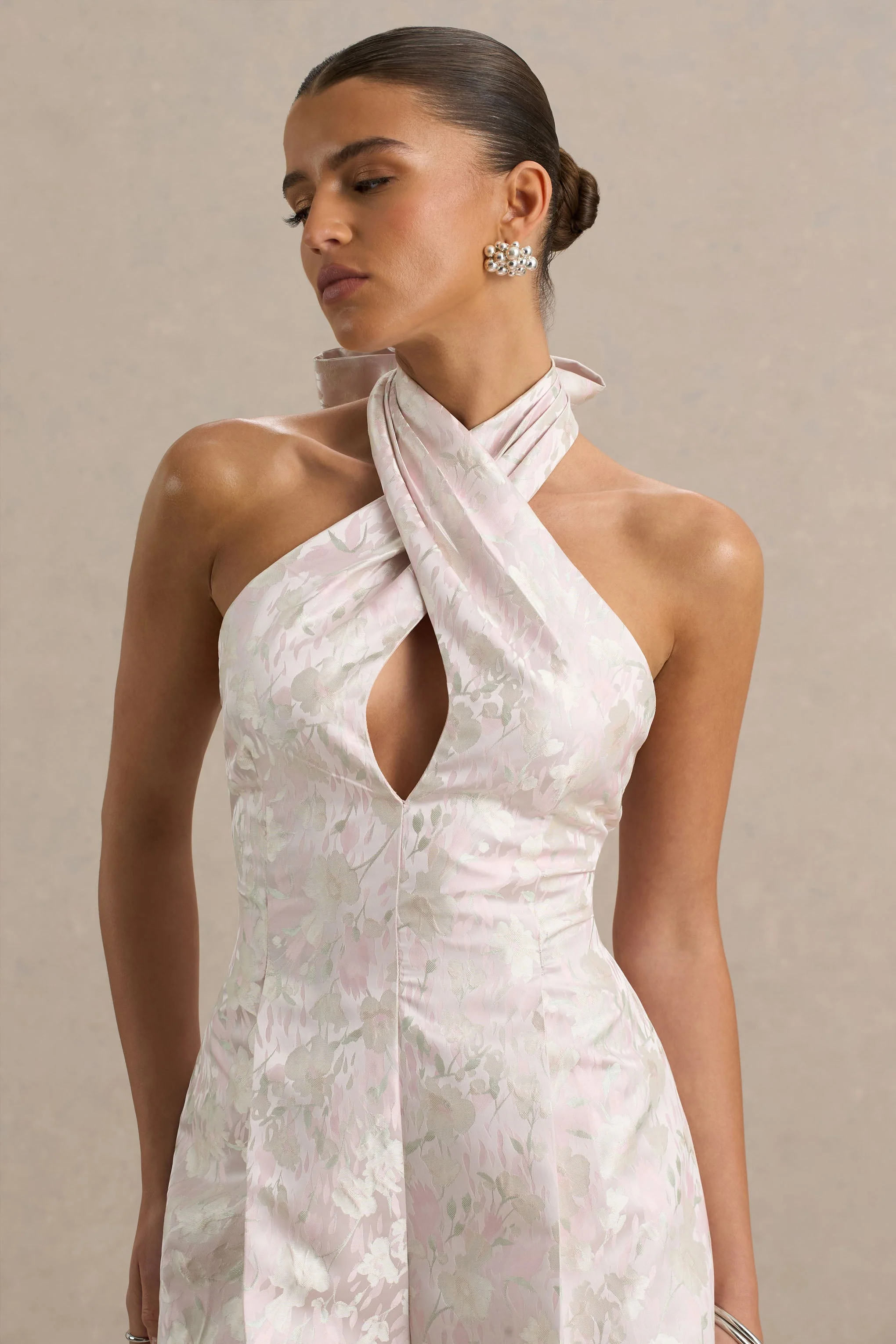Sharie | Cremefarbenes Minikleid aus Jacquard mit Blumenmuster und Cut-Out-Details. - Image 6