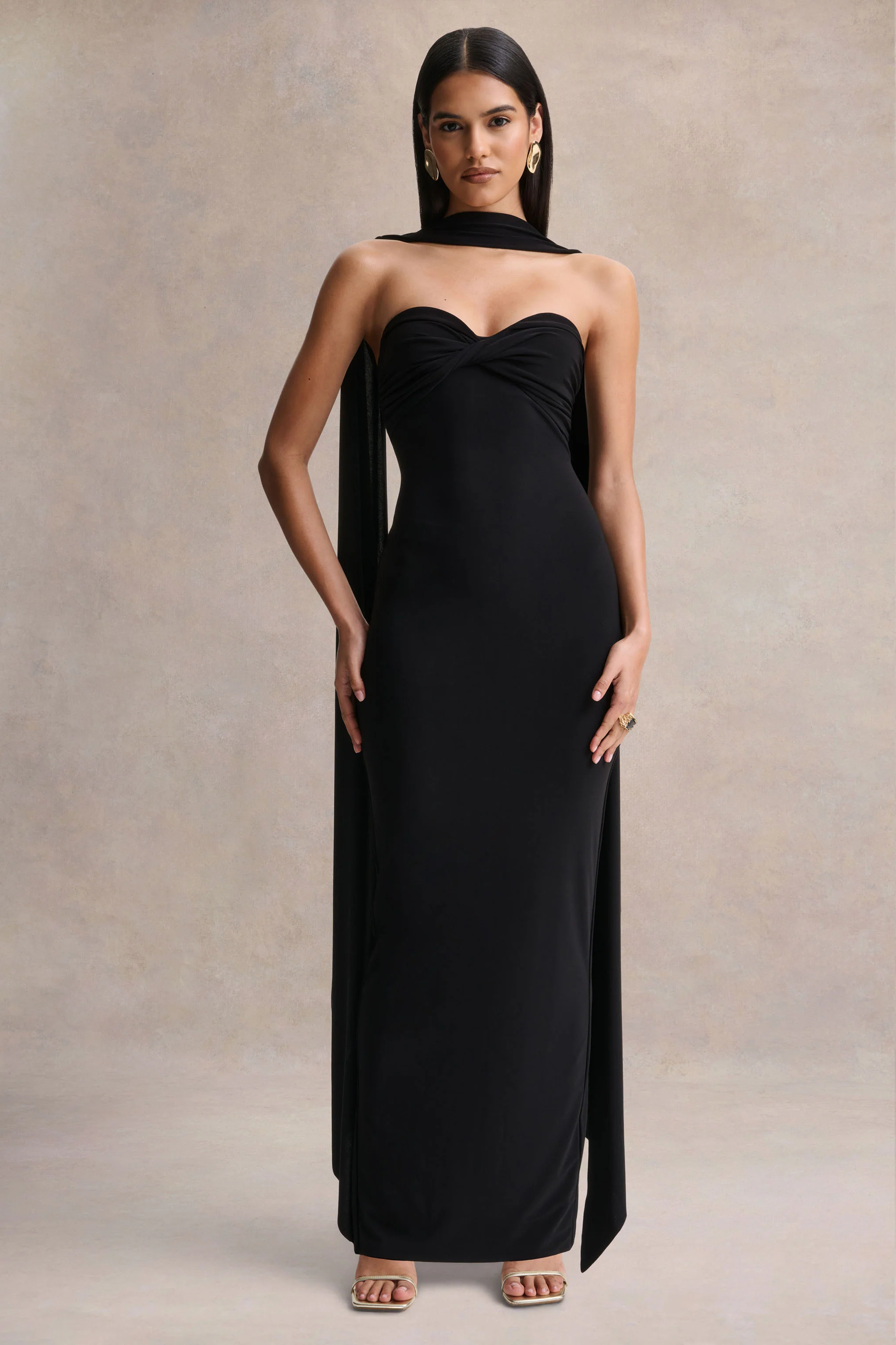 Sheila | Schwarzes Maxikleid mit asymmetrischem Ausschnitt und Schaldetail - Image 5