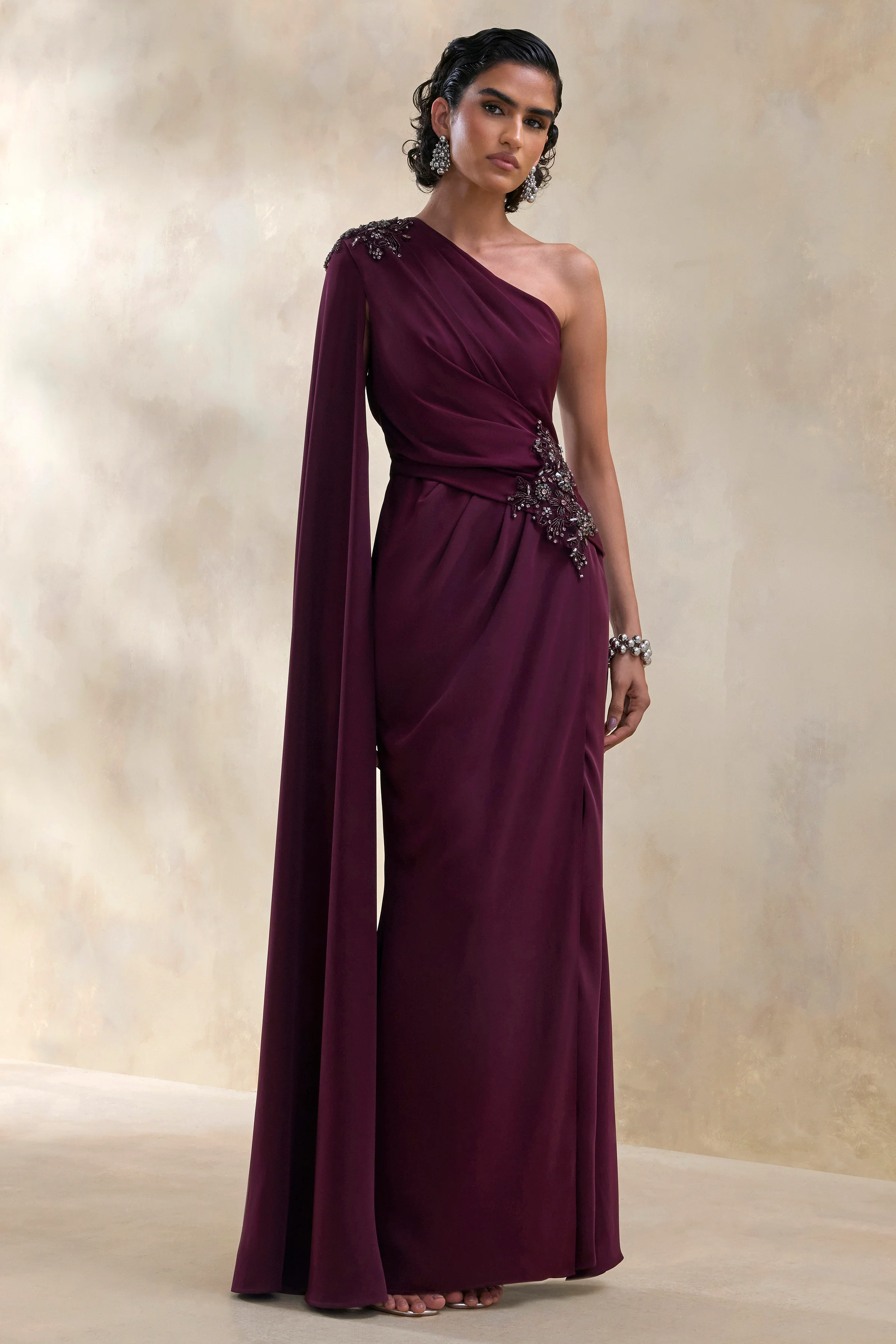 Solace | Dunkelpflaumenfarbenes Maxikleid aus Crêpe mit Beinschlitz