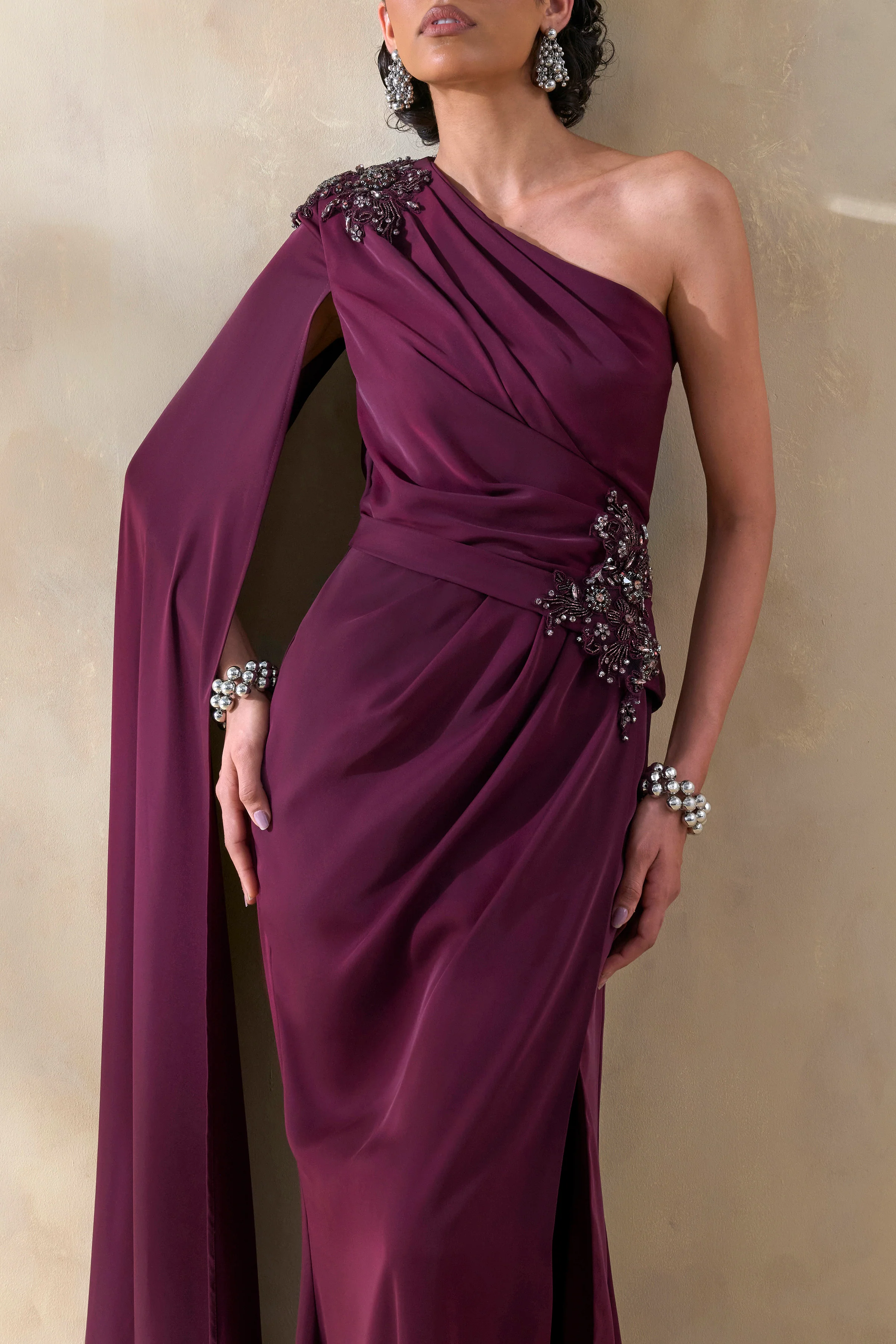 Solace | Dunkelpflaumenfarbenes Maxikleid aus Crêpe mit Beinschlitz - Image 3