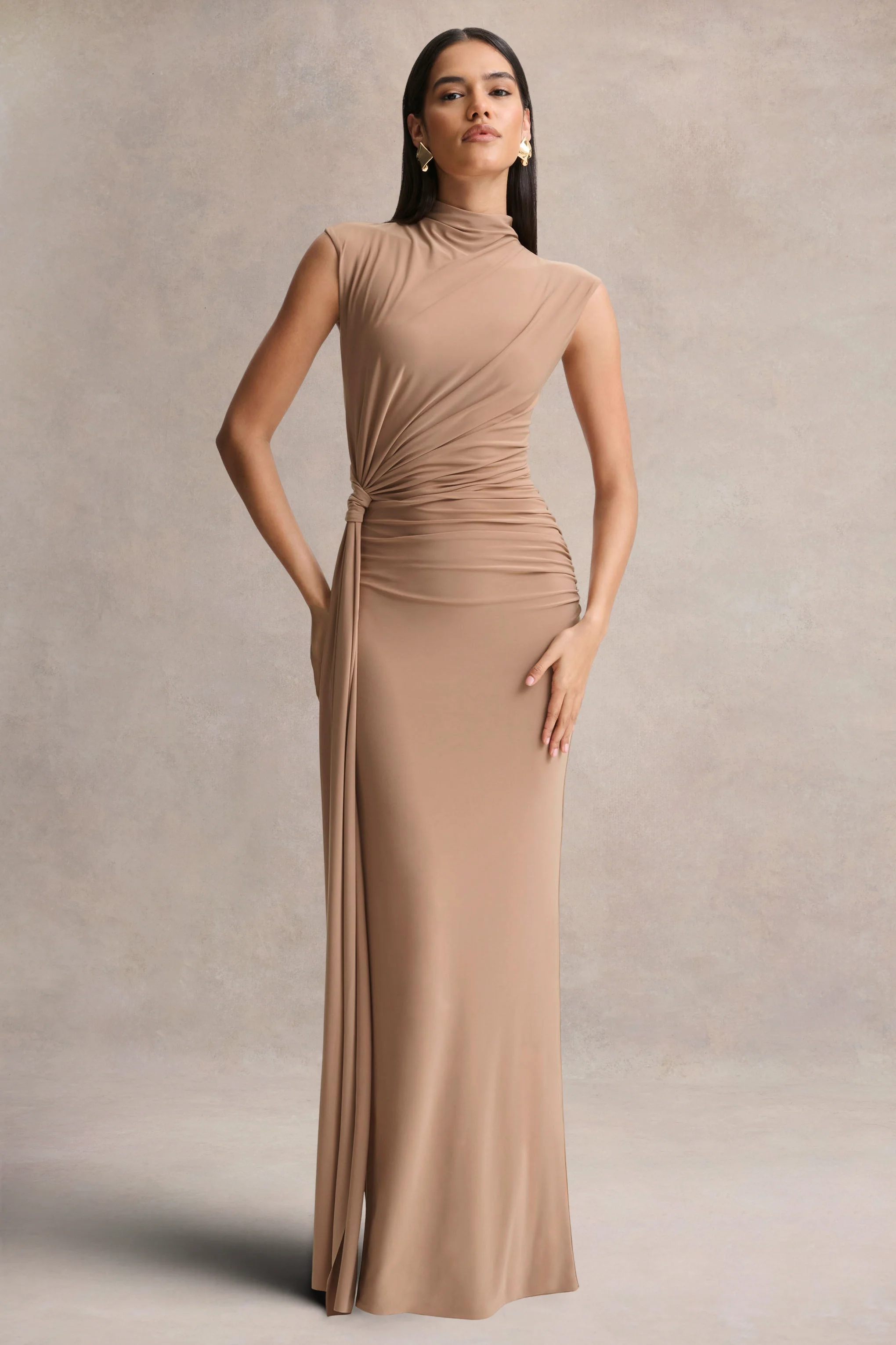 Solene | Braunfarbenes Maxikleid mit hohem Ausschnitt, Wickel- und Drapé-Detail