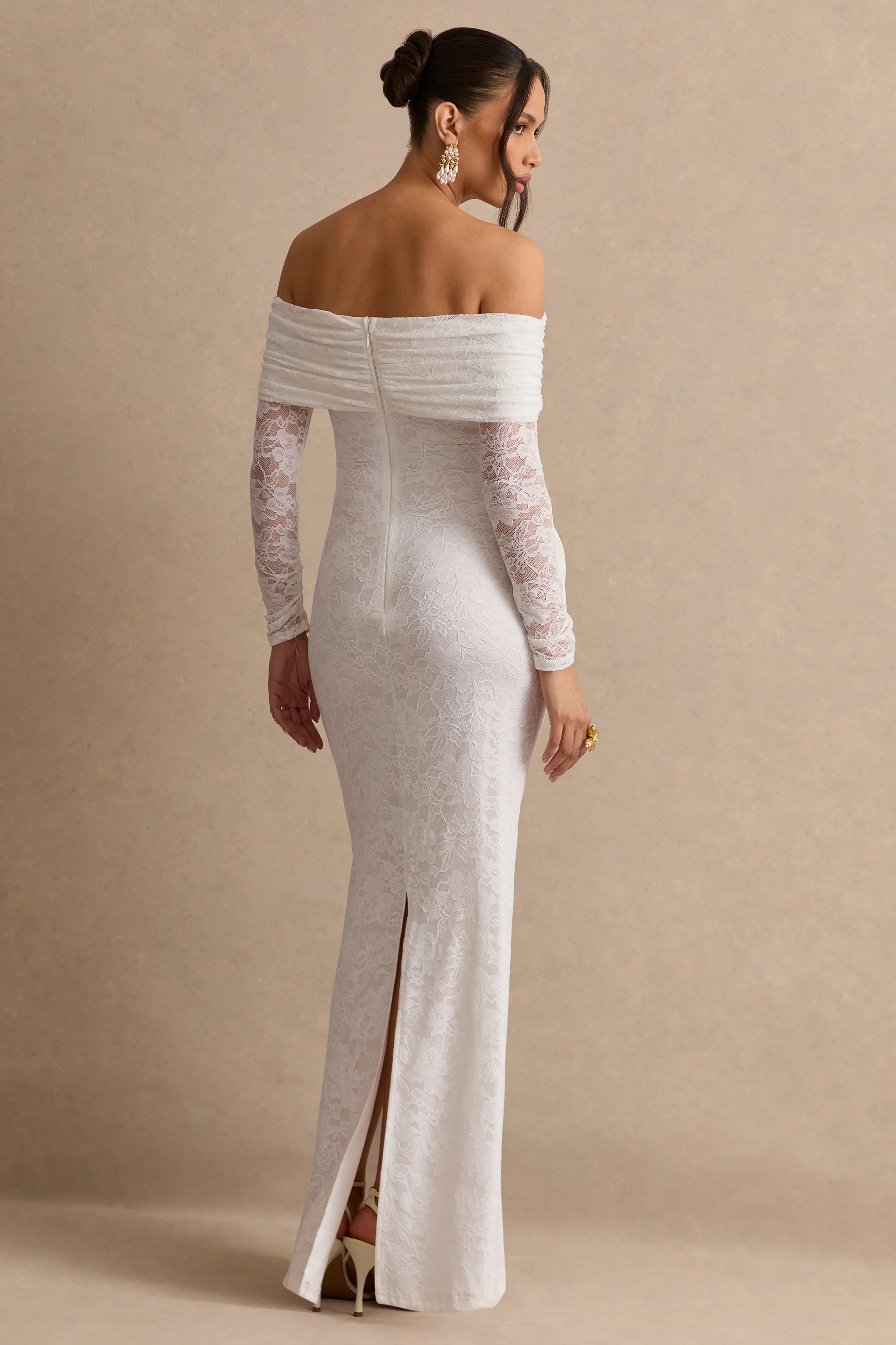 Solina | Weißes Umstands-Maxikleid aus Spitze mit Bardot-Ausschnitt und Schleifendetail - Image 2