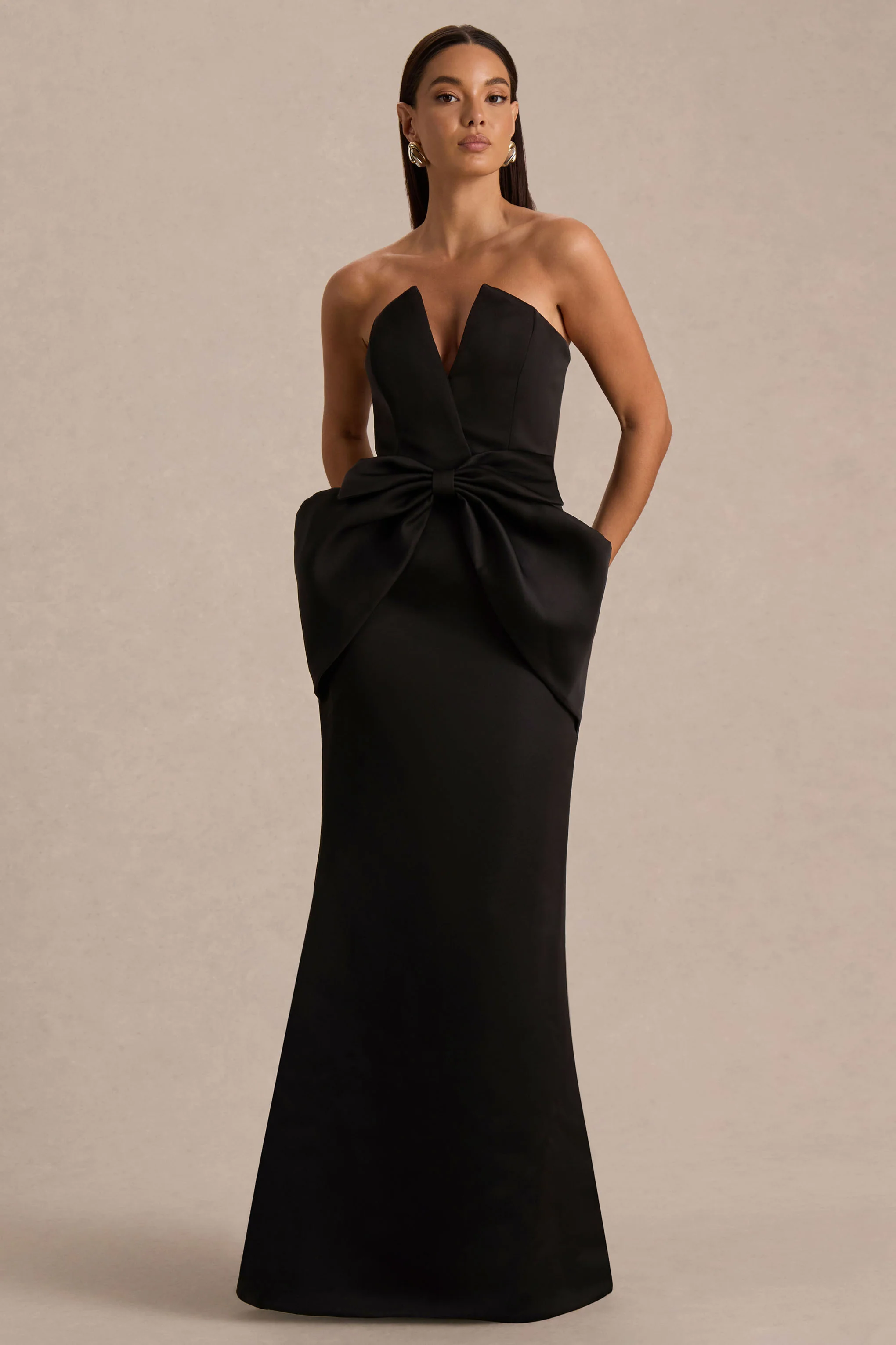 Sonata | Schwarzes Satin-Maxikleid mit Bandeau-Ausschnitt und Schleifendetail