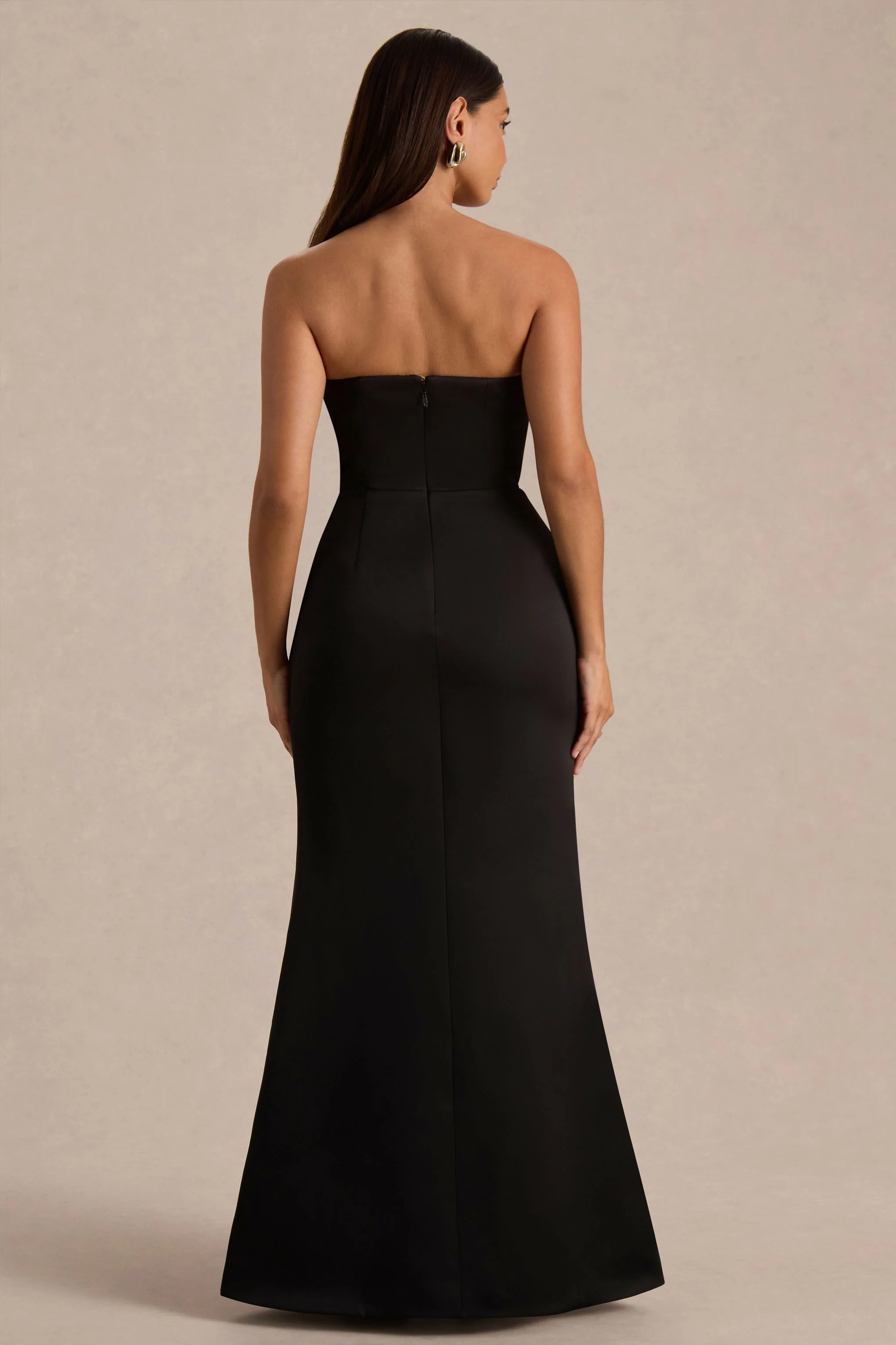 Sonata | Schwarzes Satin-Maxikleid mit Bandeau-Ausschnitt und Schleifendetail - Image 2