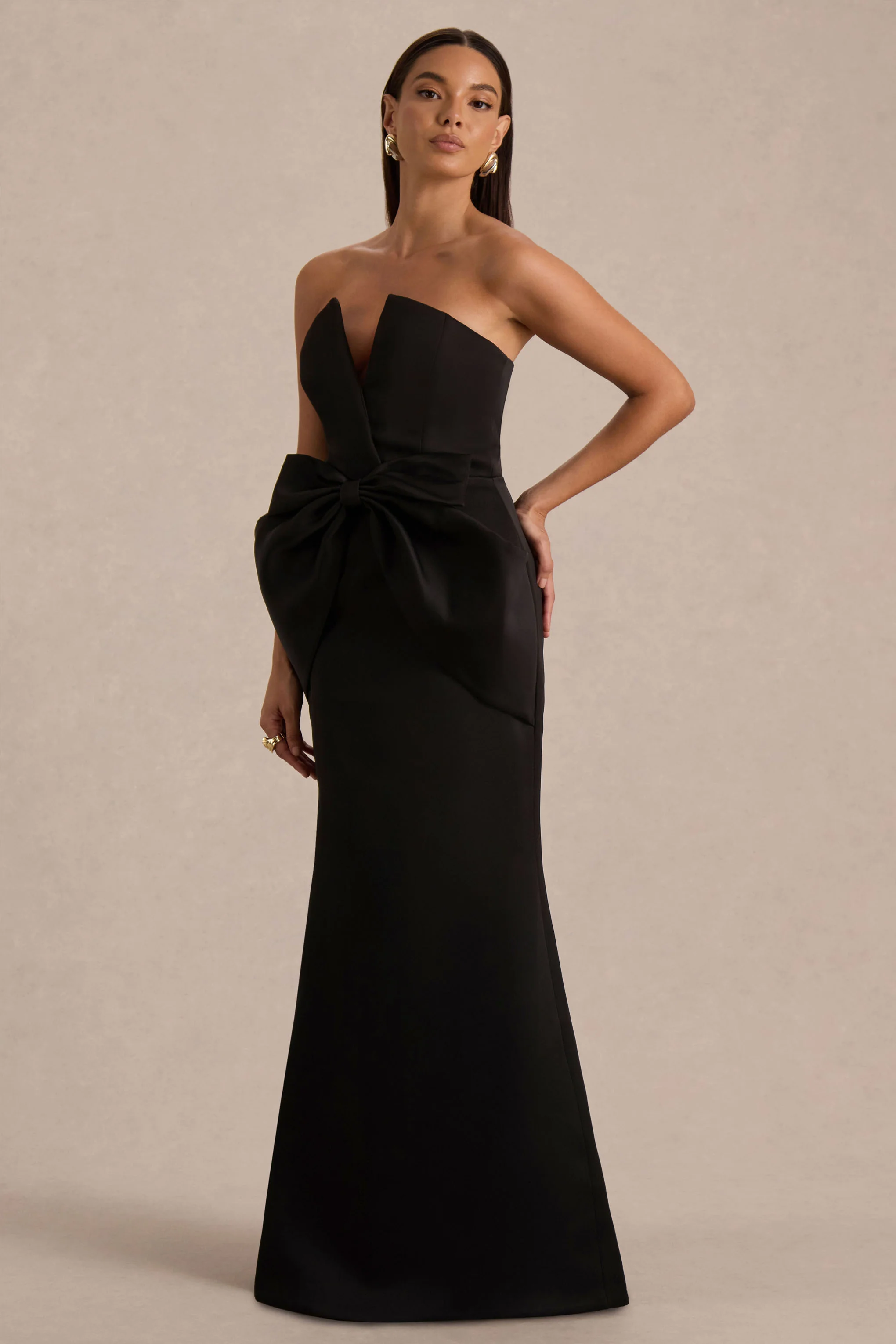 Sonata | Schwarzes Satin-Maxikleid mit Bandeau-Ausschnitt und Schleifendetail - Image 6