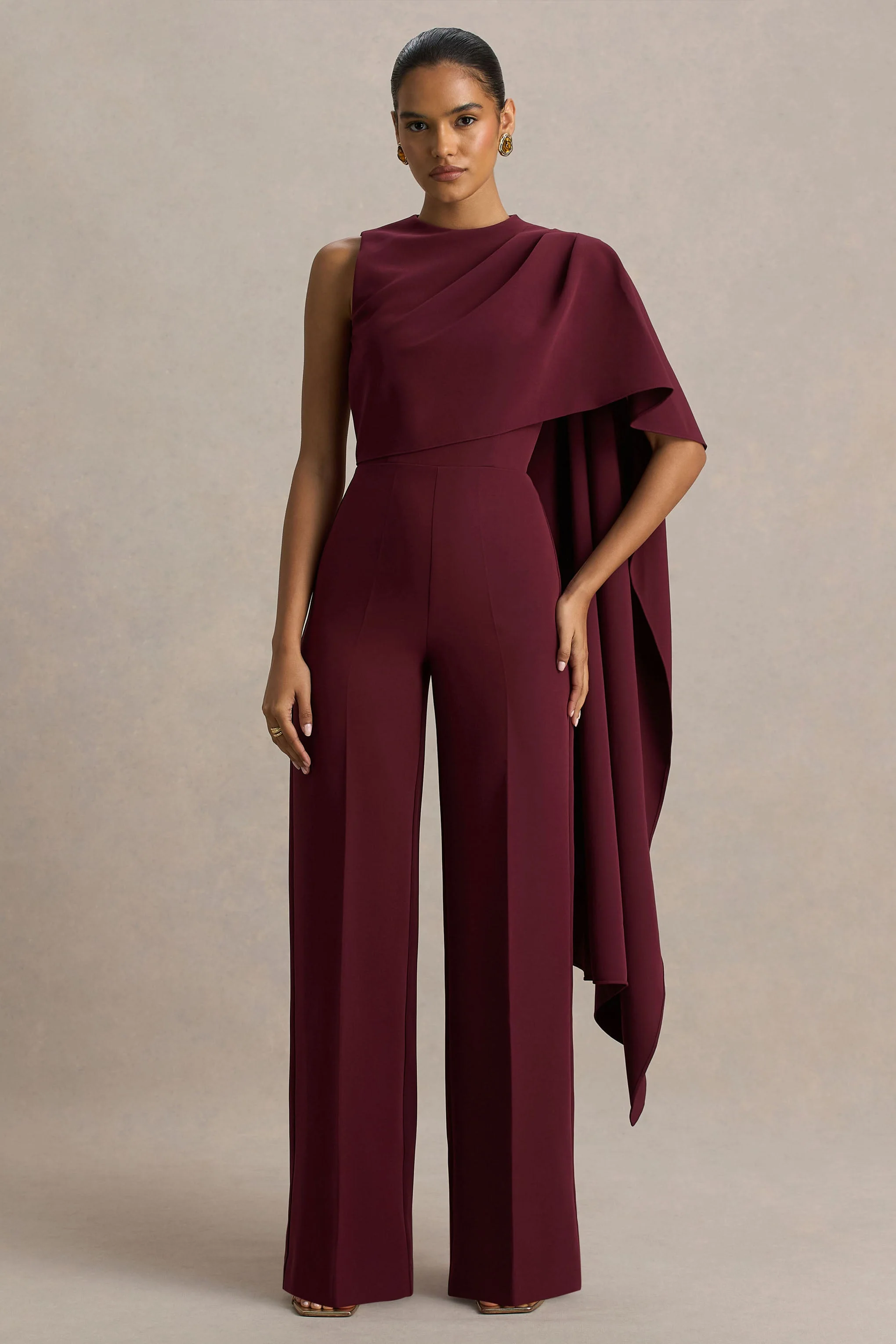 Sorenia | Burgunderfarbener Jumpsuit mit Stehkragen und einseitigem Cape-Ärmel