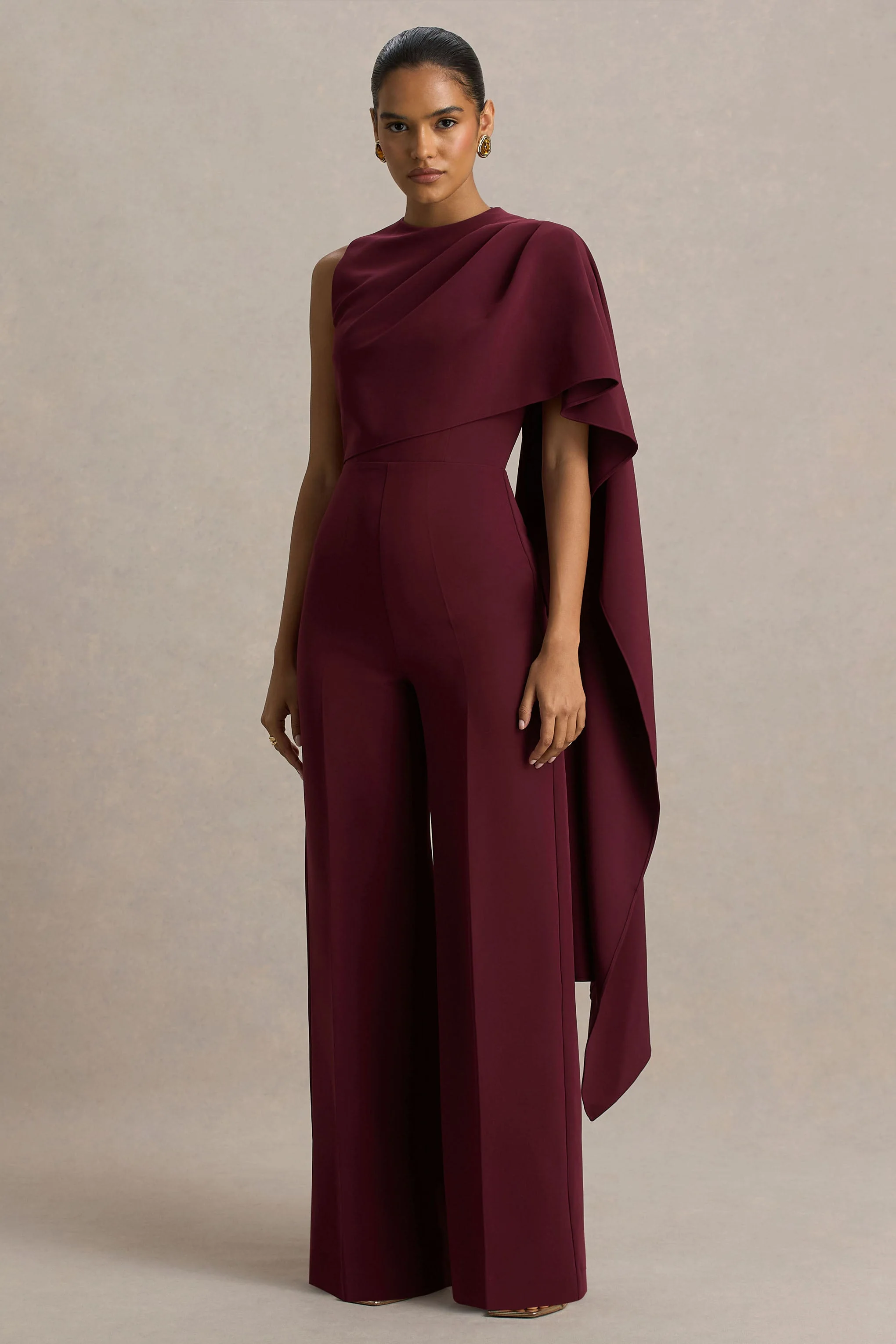 Sorenia | Burgunderfarbener Jumpsuit mit Stehkragen und einseitigem Cape-Ärmel - Image 5