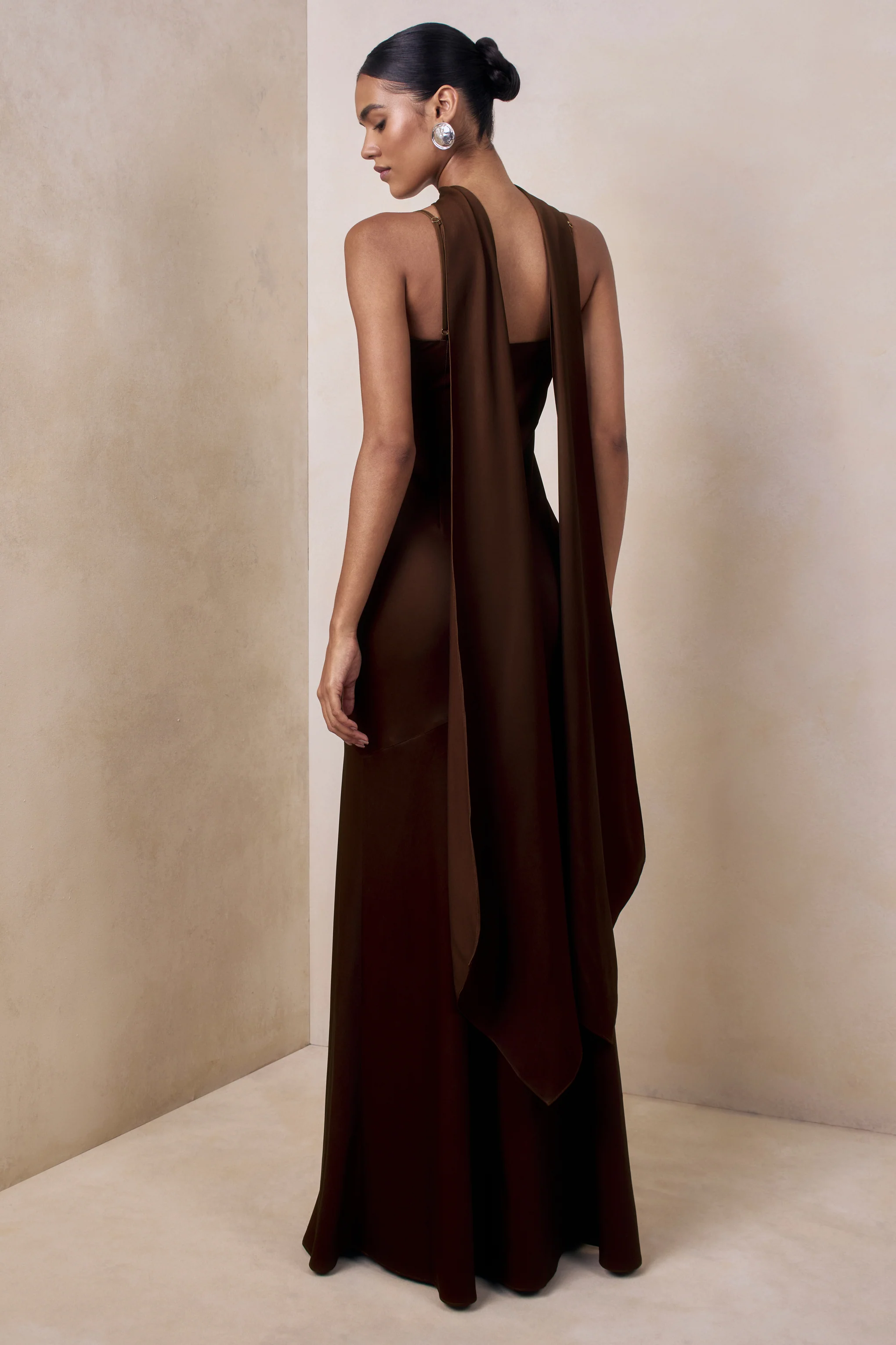 Starling | Braunes Satin-Maxikleid mit tiefem Ausschnitt und Schal-Detail - Image 2
