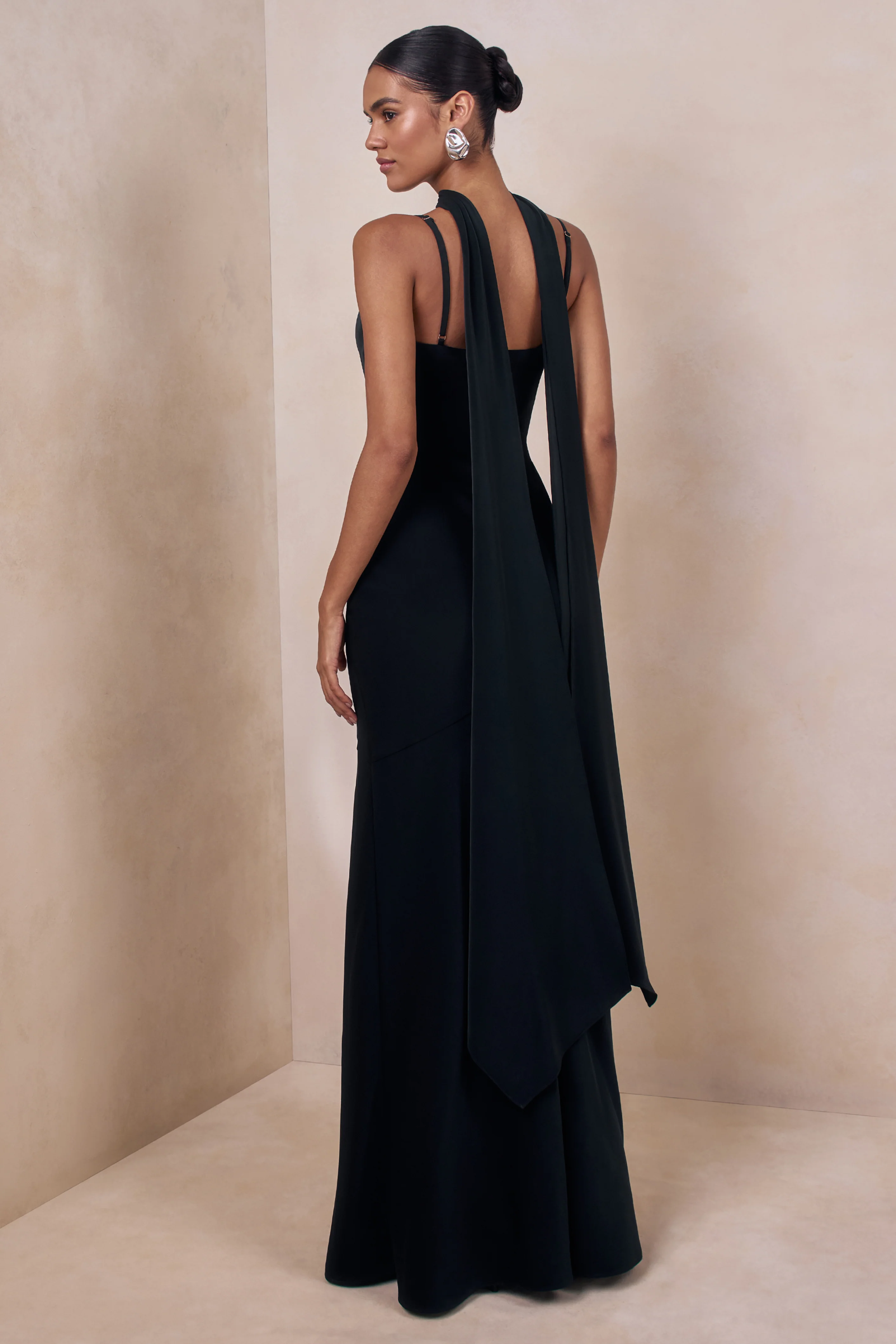 Starling | Schwarzes Maxikleid aus mattem Satin mit tiefem Ausschnitt und Schal-Detail - Image 2