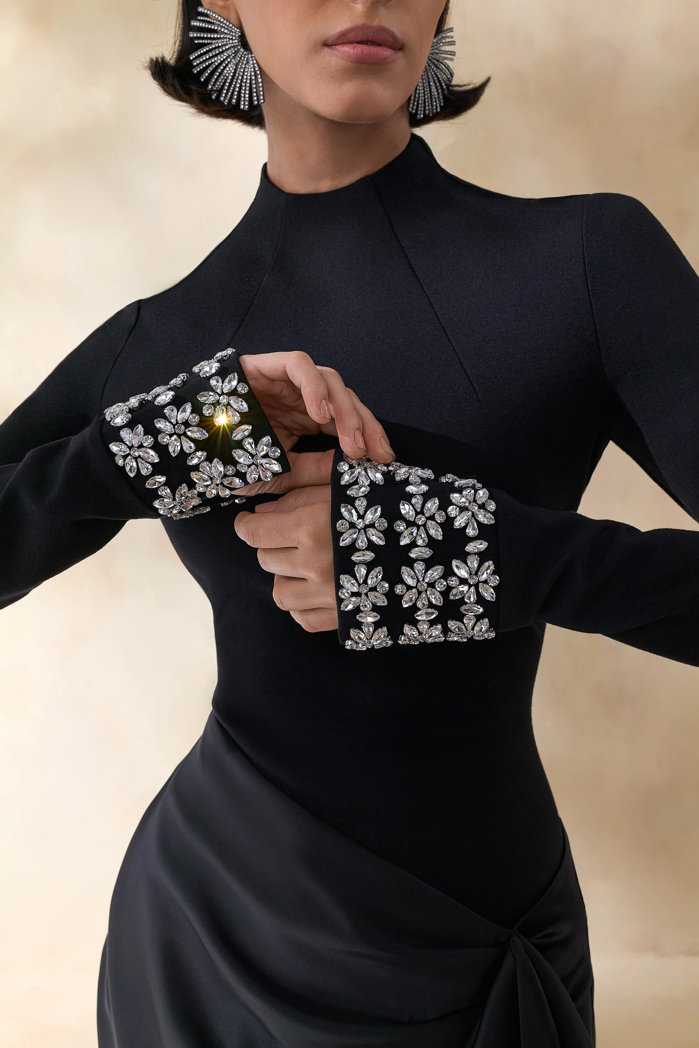 Starred | Schwarzes Maxikleid mit hohem Ausschnitt, Satin-Wickelrock und verzierten Manschetten - Image 3