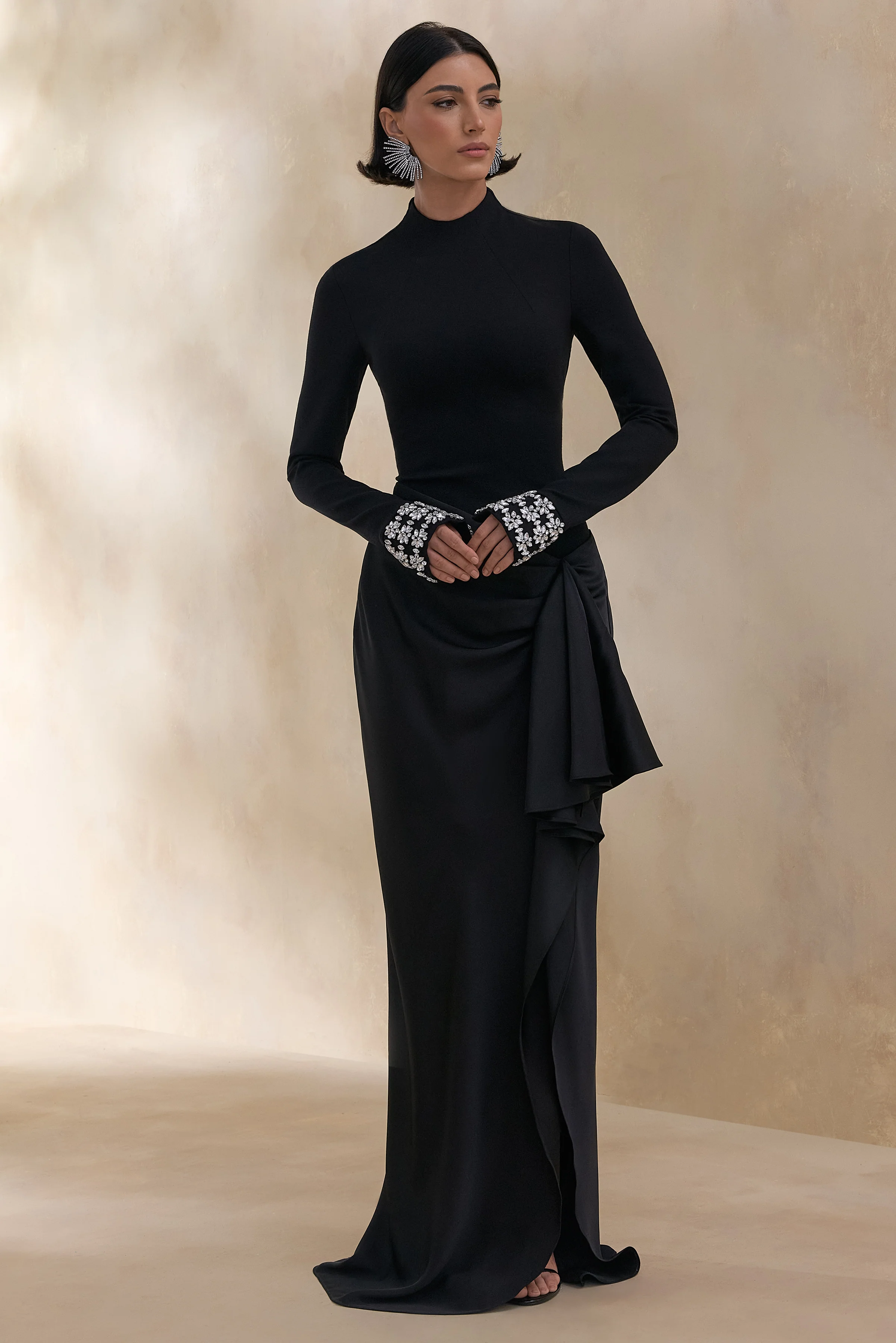 Starred | Schwarzes Maxikleid mit hohem Ausschnitt, Satin-Wickelrock und verzierten Manschetten - Image 5
