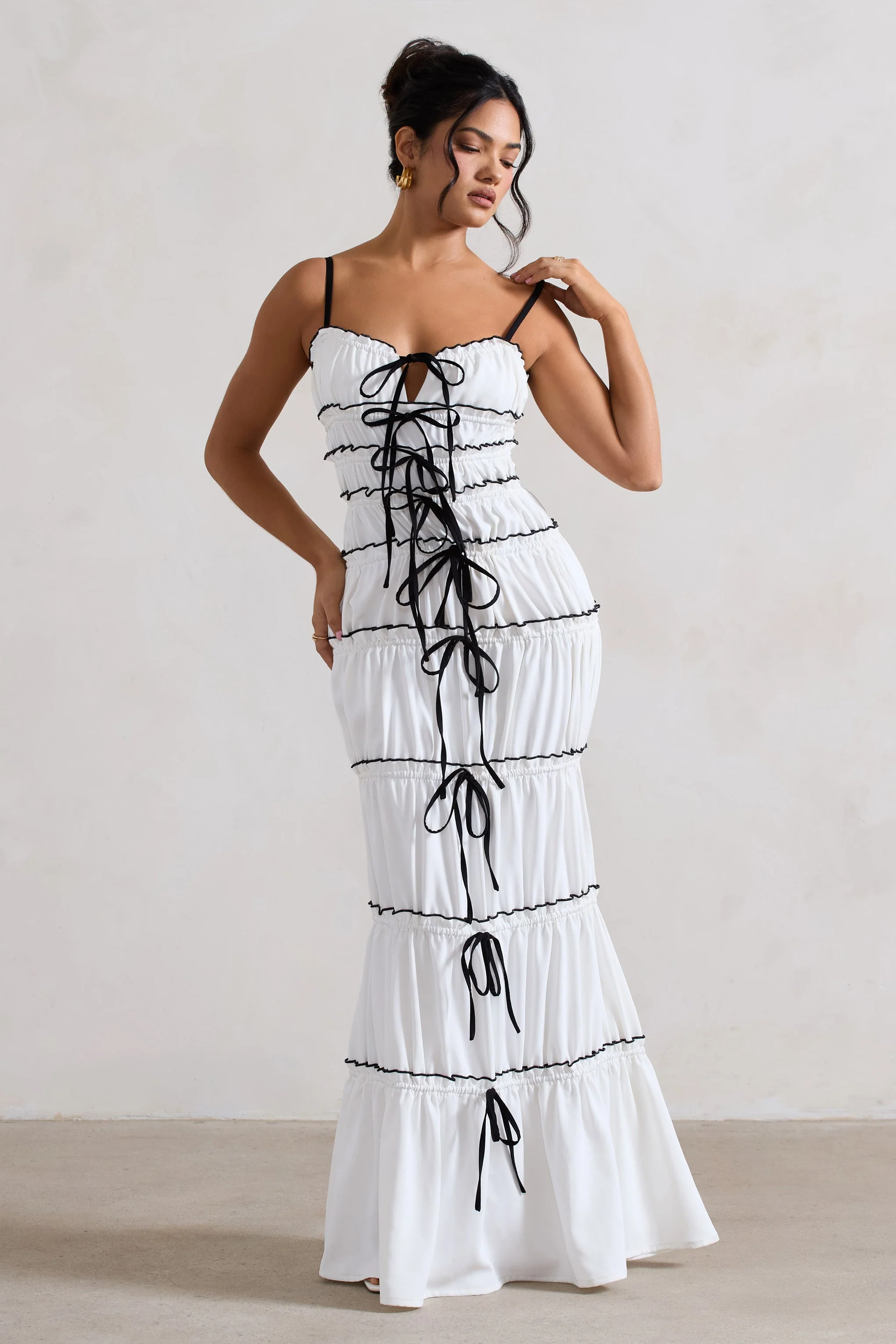 Summer Breeze | Weißes Maxikleid mit Trägern und gerafftem Stufendesign - Image 10