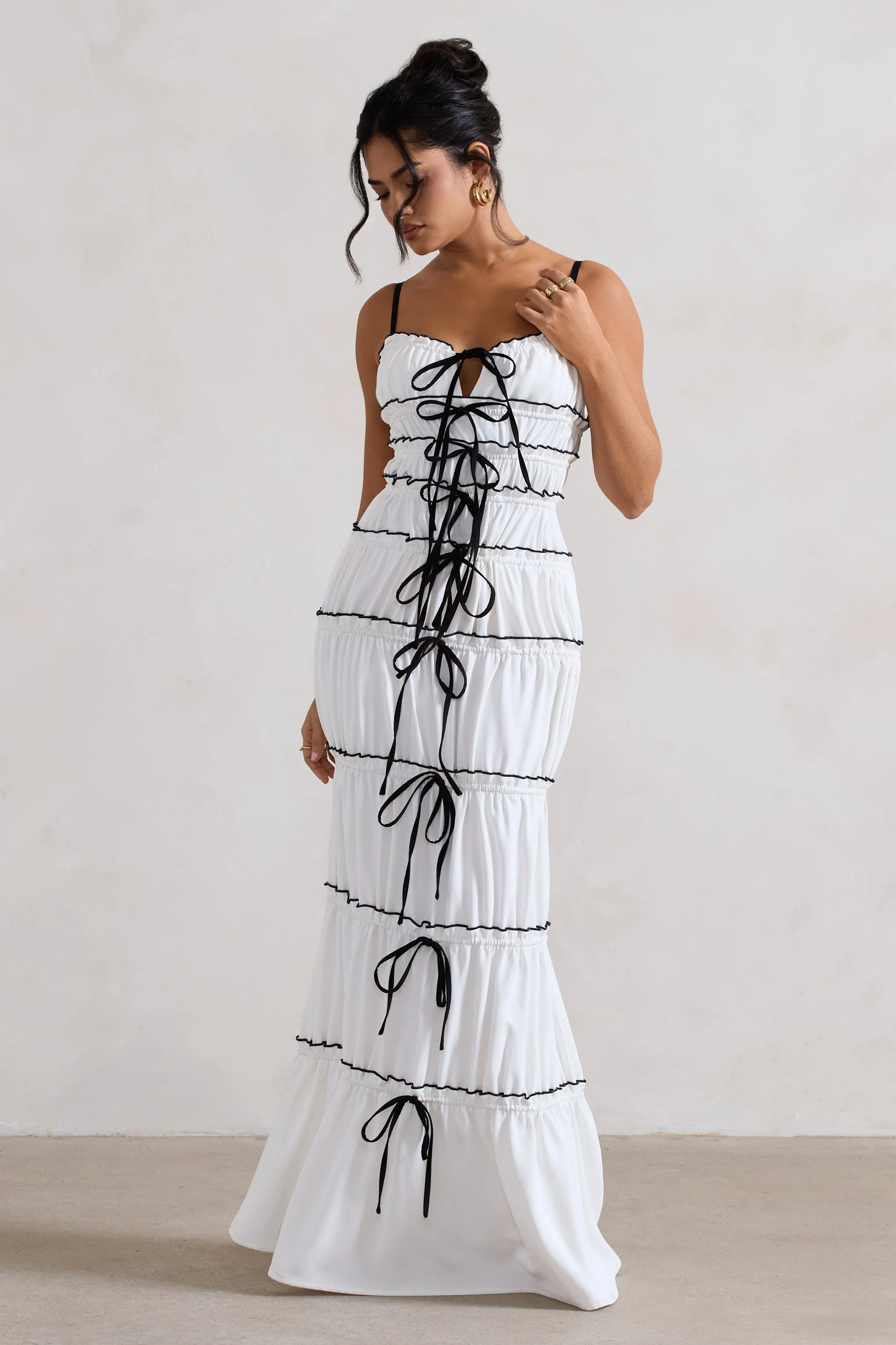 Summer Breeze | Weißes Maxikleid mit Trägern und gerafftem Stufendesign - Image 11