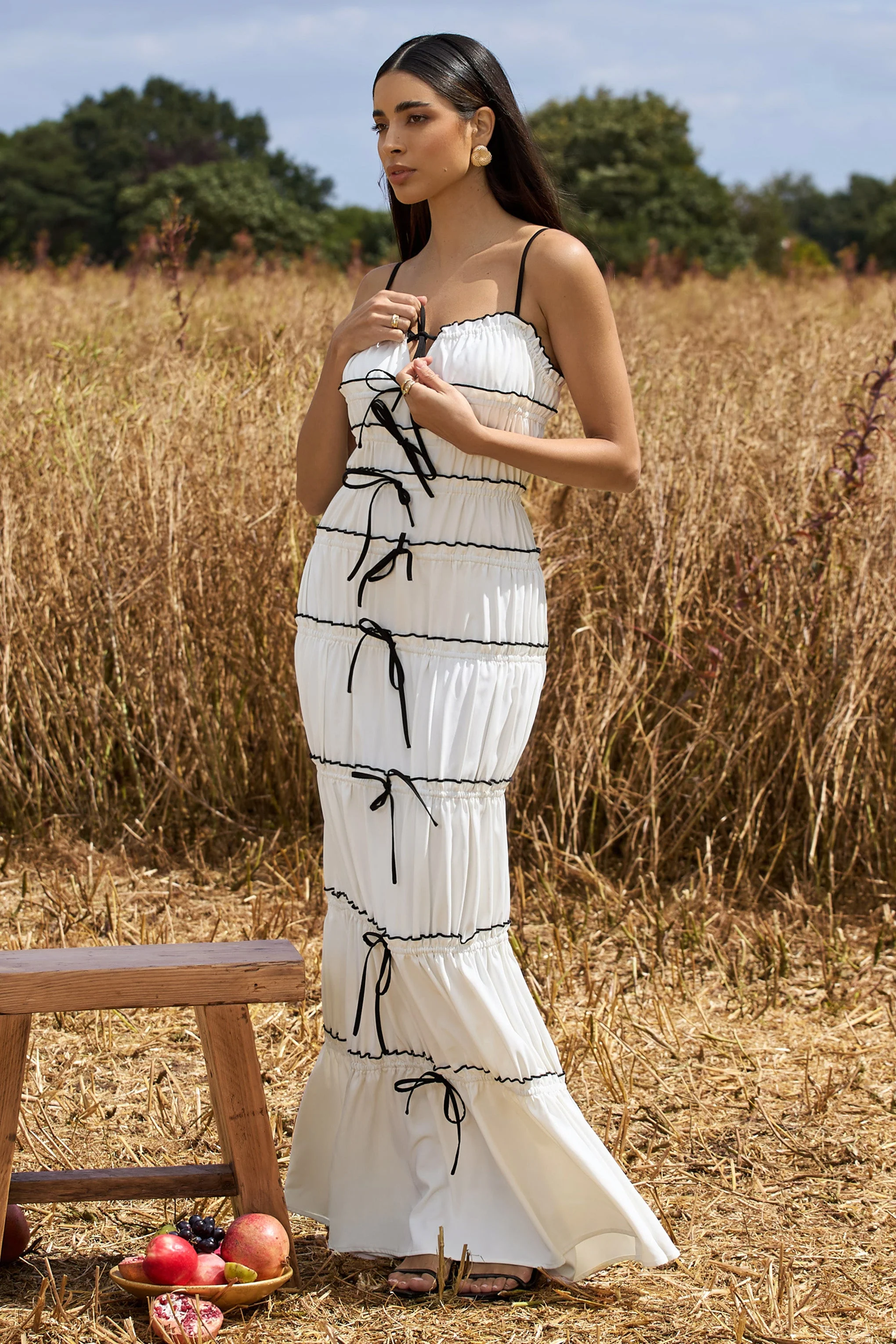 Summer Breeze | Weißes Maxikleid mit Trägern und gerafftem Stufendesign - Image 5