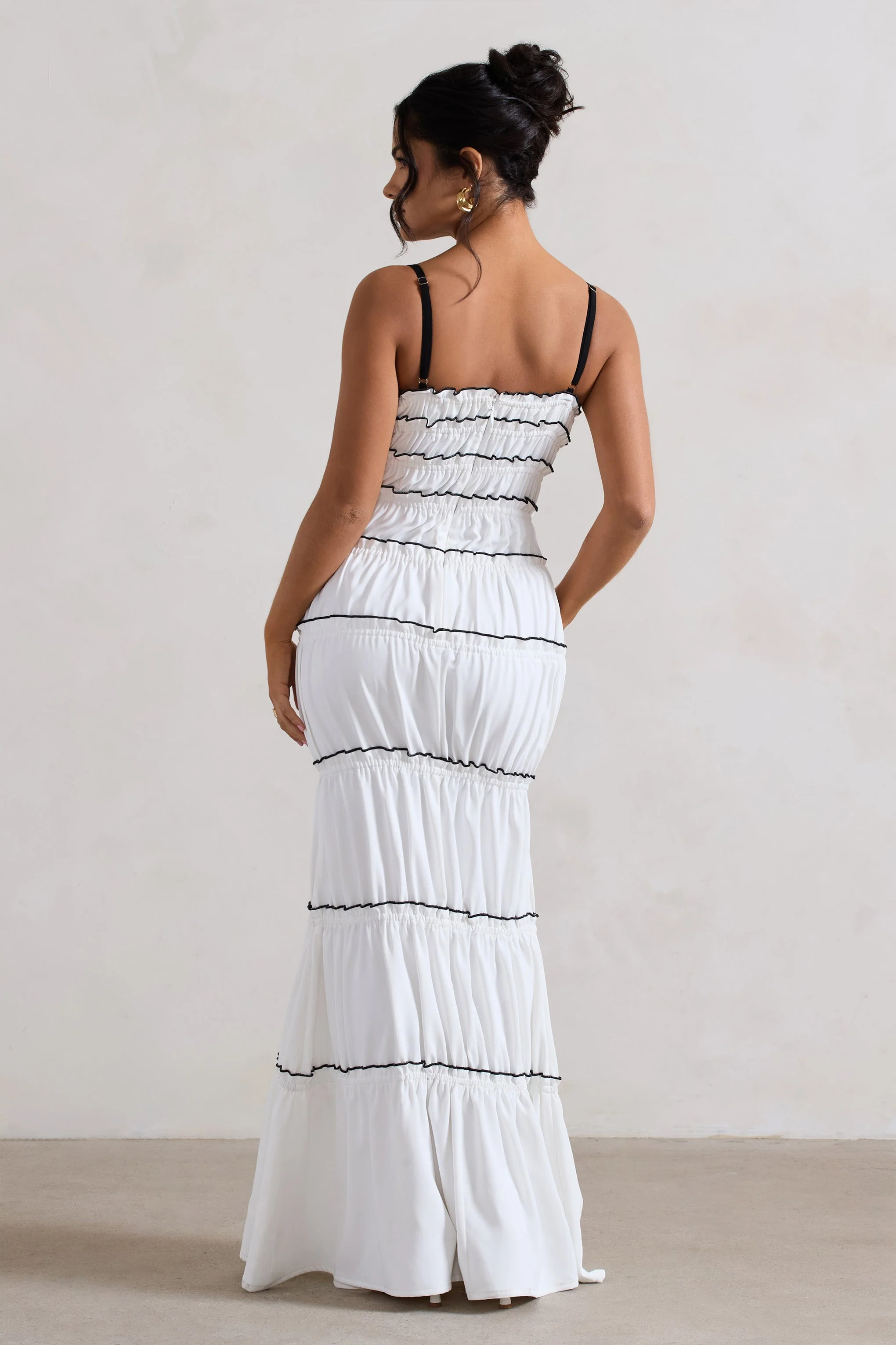 Summer Breeze | Weißes Maxikleid mit Trägern und gerafftem Stufendesign - Image 8