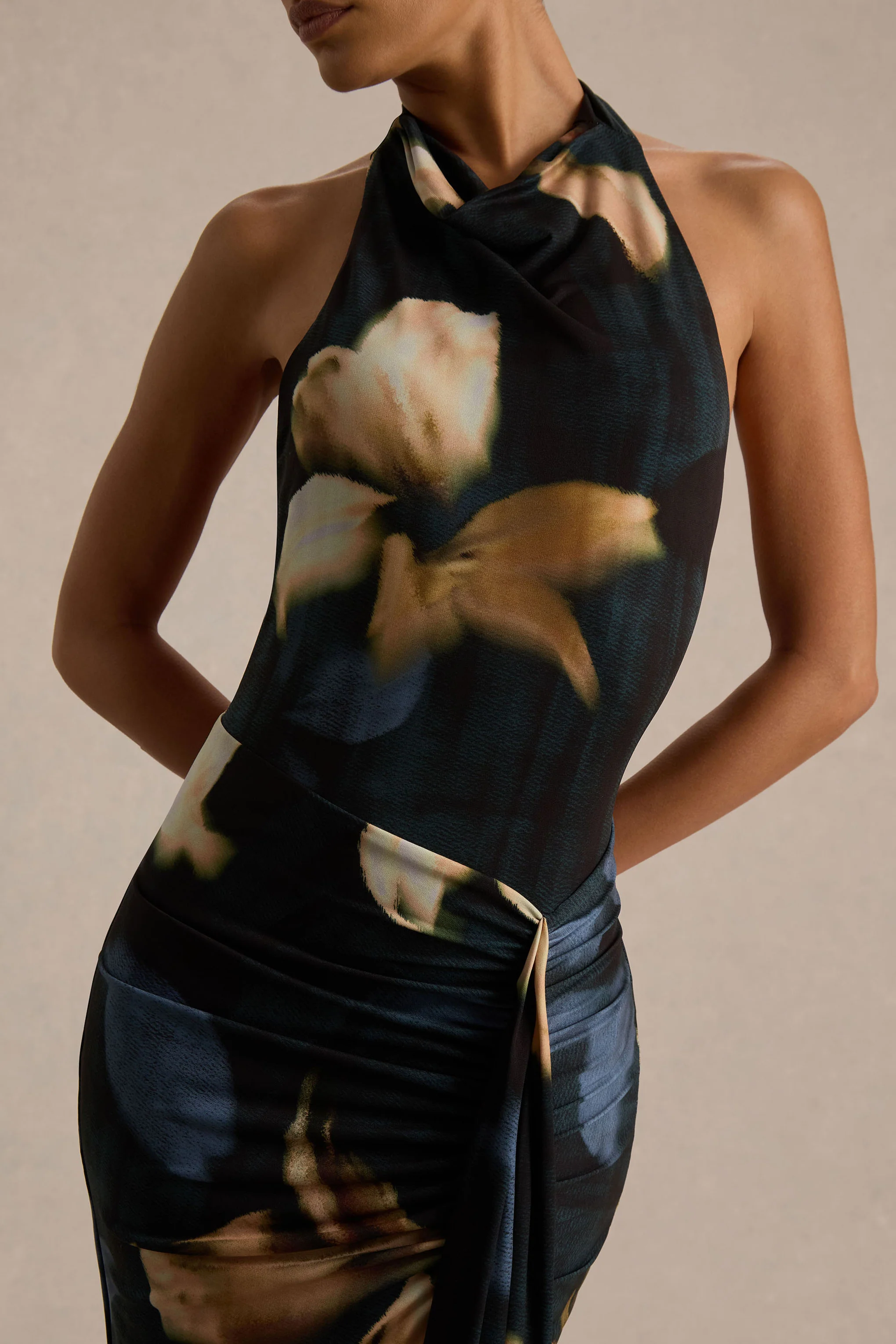 Sunflower | Dunkel fliederfarbenes Maxikleid mit hohem Kragen, Schlitz und Print - Image 3