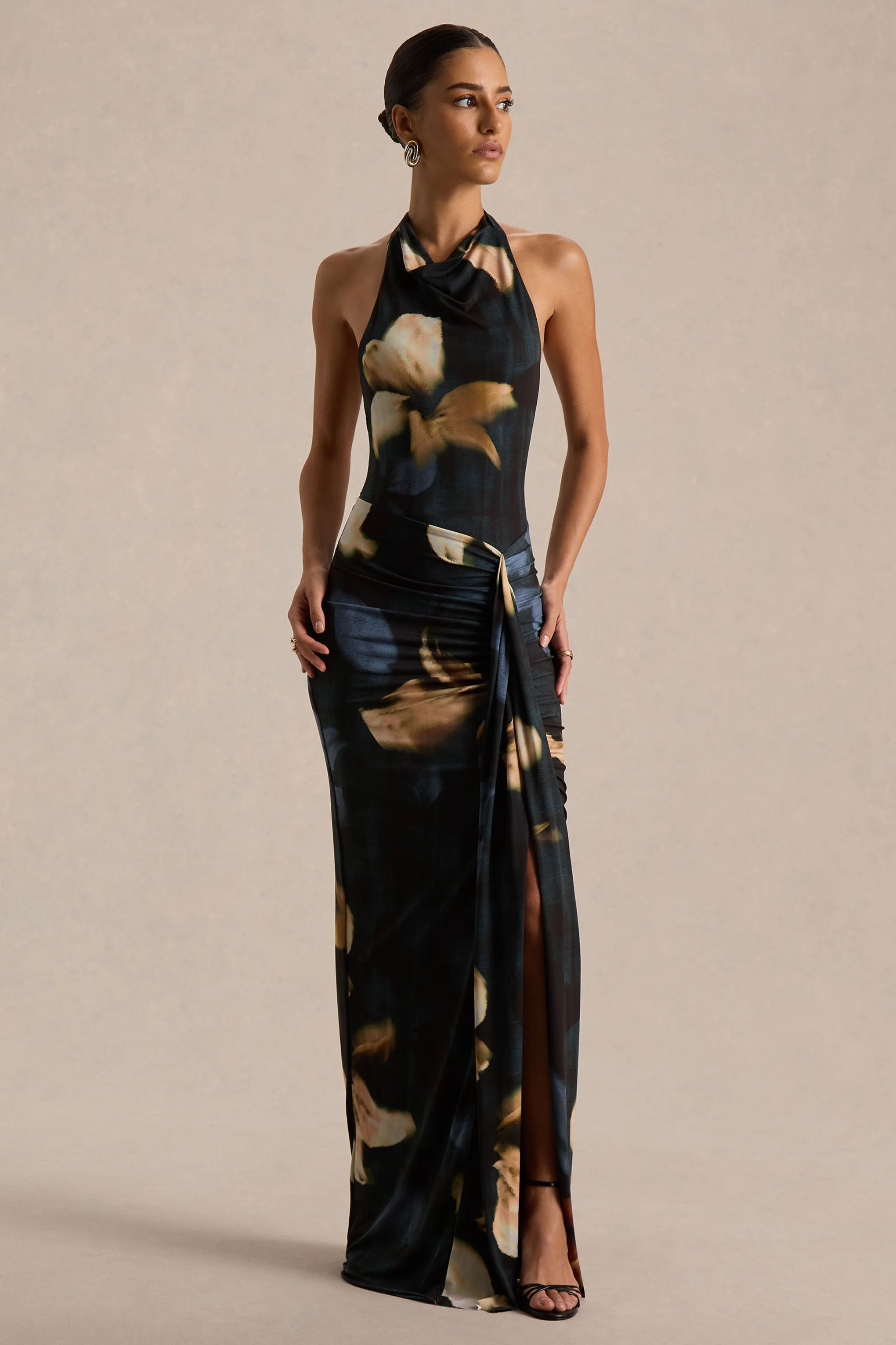 Sunflower | Dunkel fliederfarbenes Maxikleid mit hohem Kragen, Schlitz und Print - Image 4