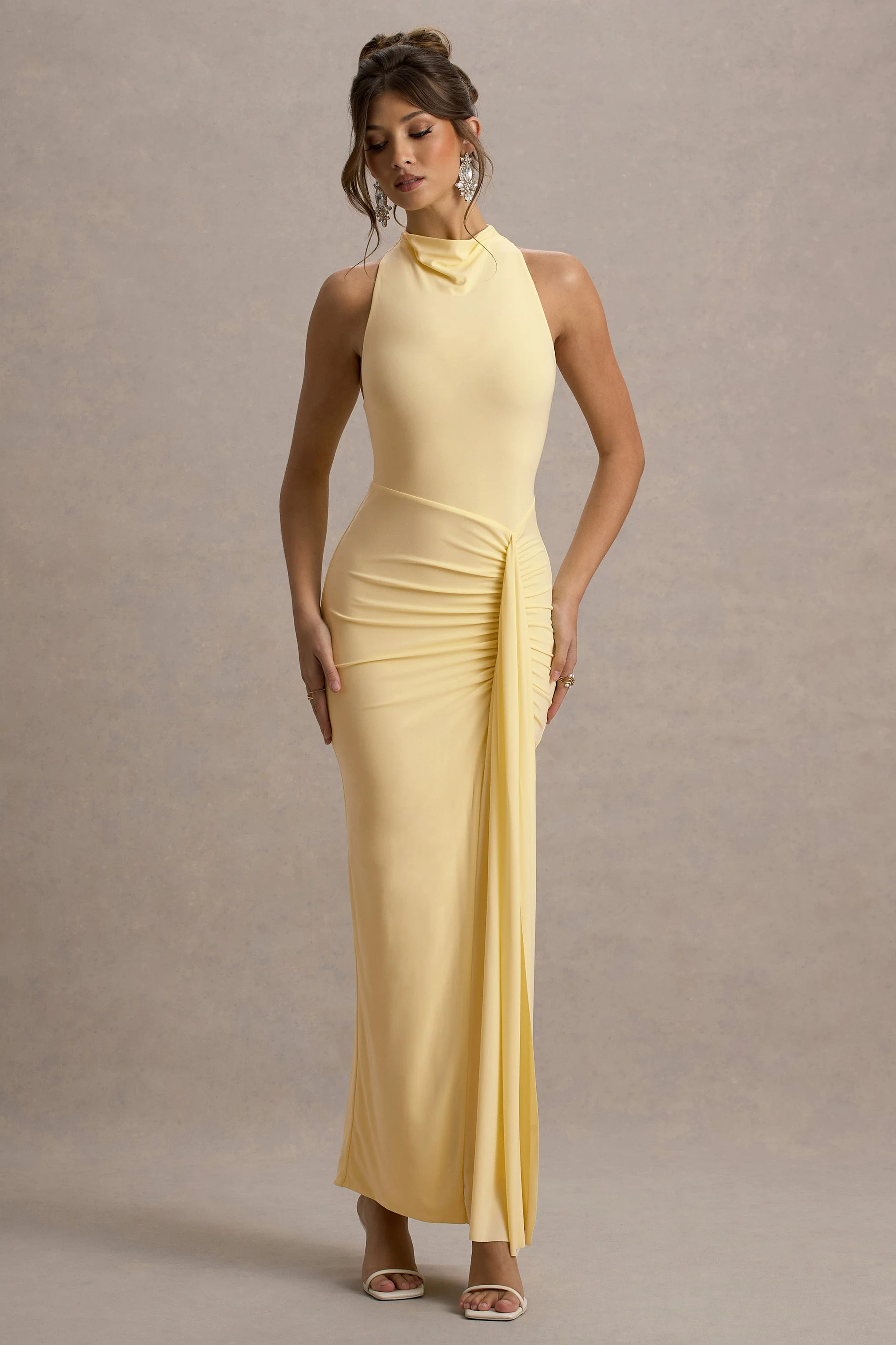 Sunflower | Zitronengelbes Maxikleid mit Raffung, hohem Ausschnitt und hohem Beinschlitz - Image 4