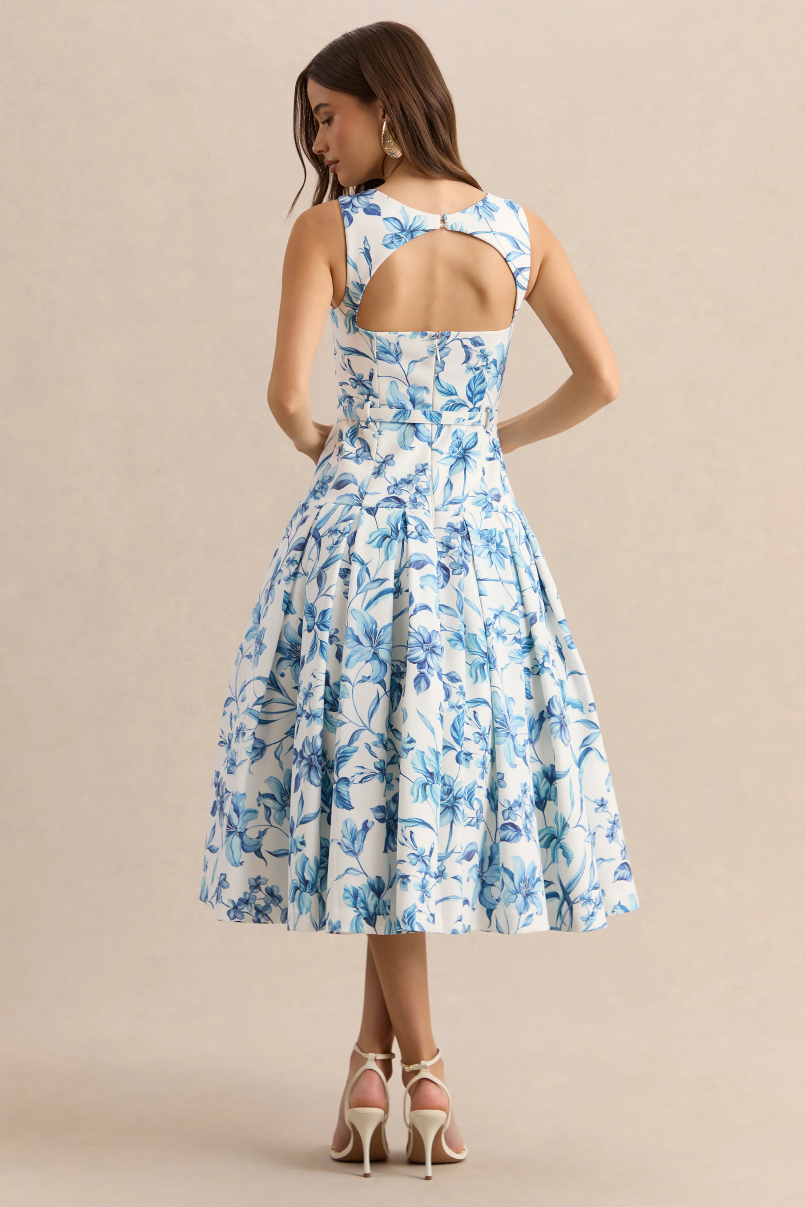 Sunnira | Blaues Midikleid mit blauem Porzellanprint, U-Boot-Ausschnitt und tief angesetzter Taille - Image 2