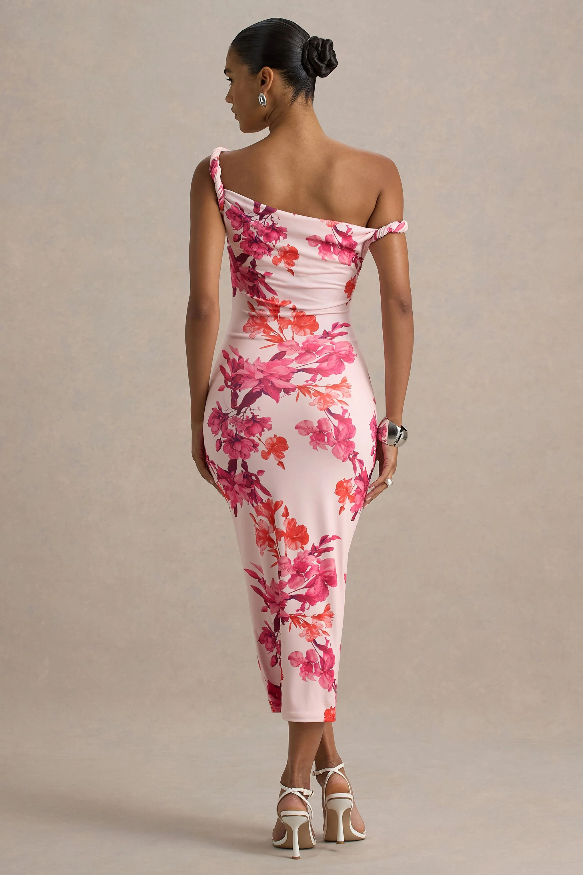 Tatian | Rosa und orangefarbenes Midikleid mit asymmetrischem Twist-Design und Blumenmuster - Image 2