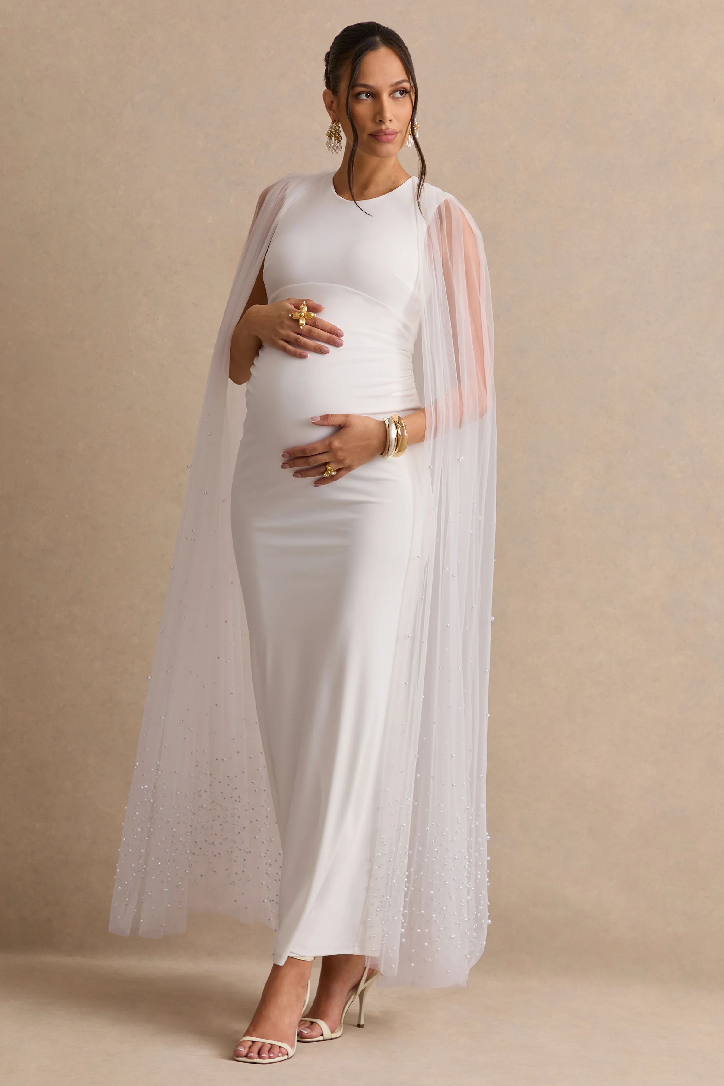 Tereza | Weißes Umstands-Maxikleid mit Rundhalsausschnitt und transparentem Cape - Image 4