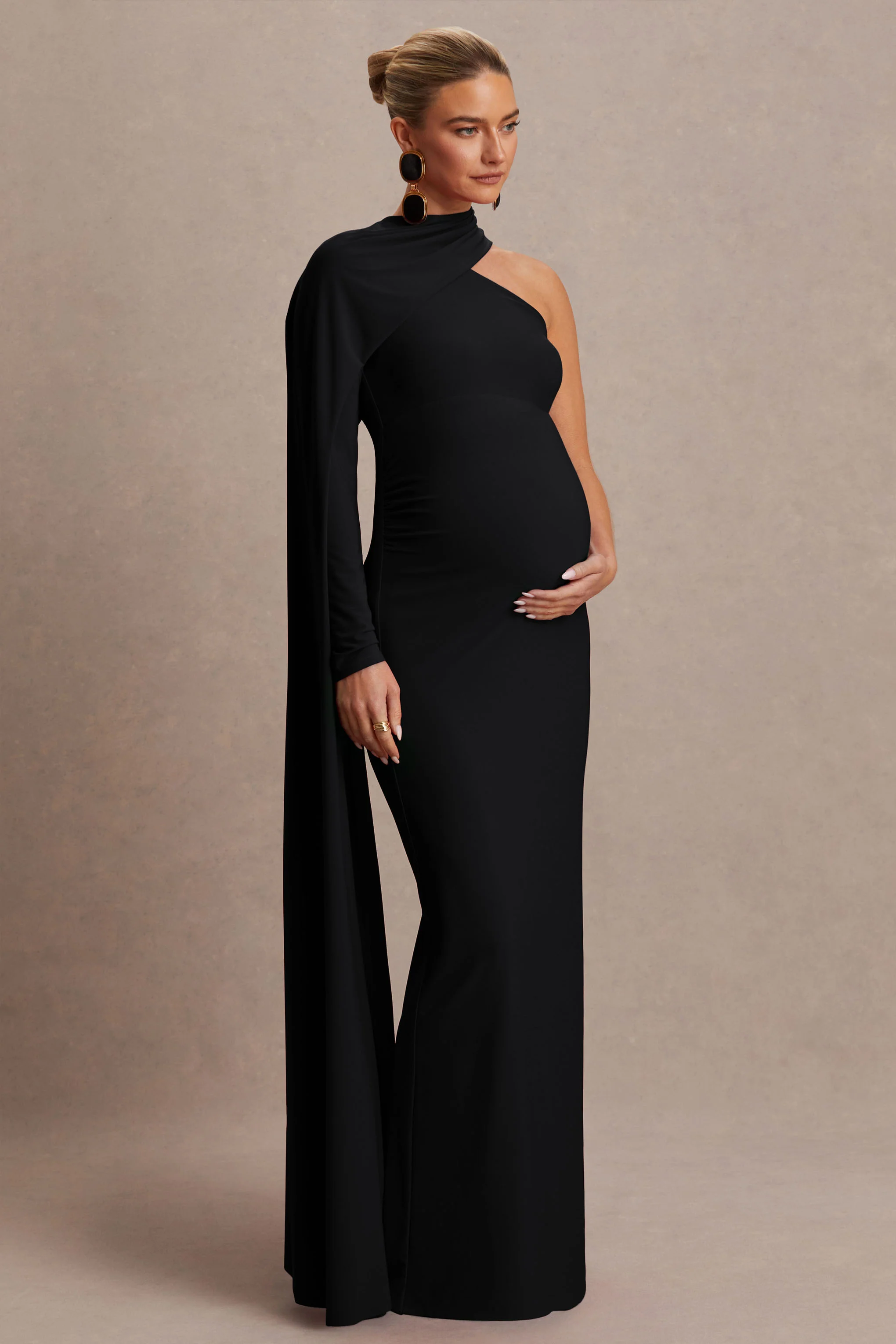 Tessy | Schwarzes Umstands-Maxikleid mit asymmetrischem Ausschnitt und Cape-Ärmel