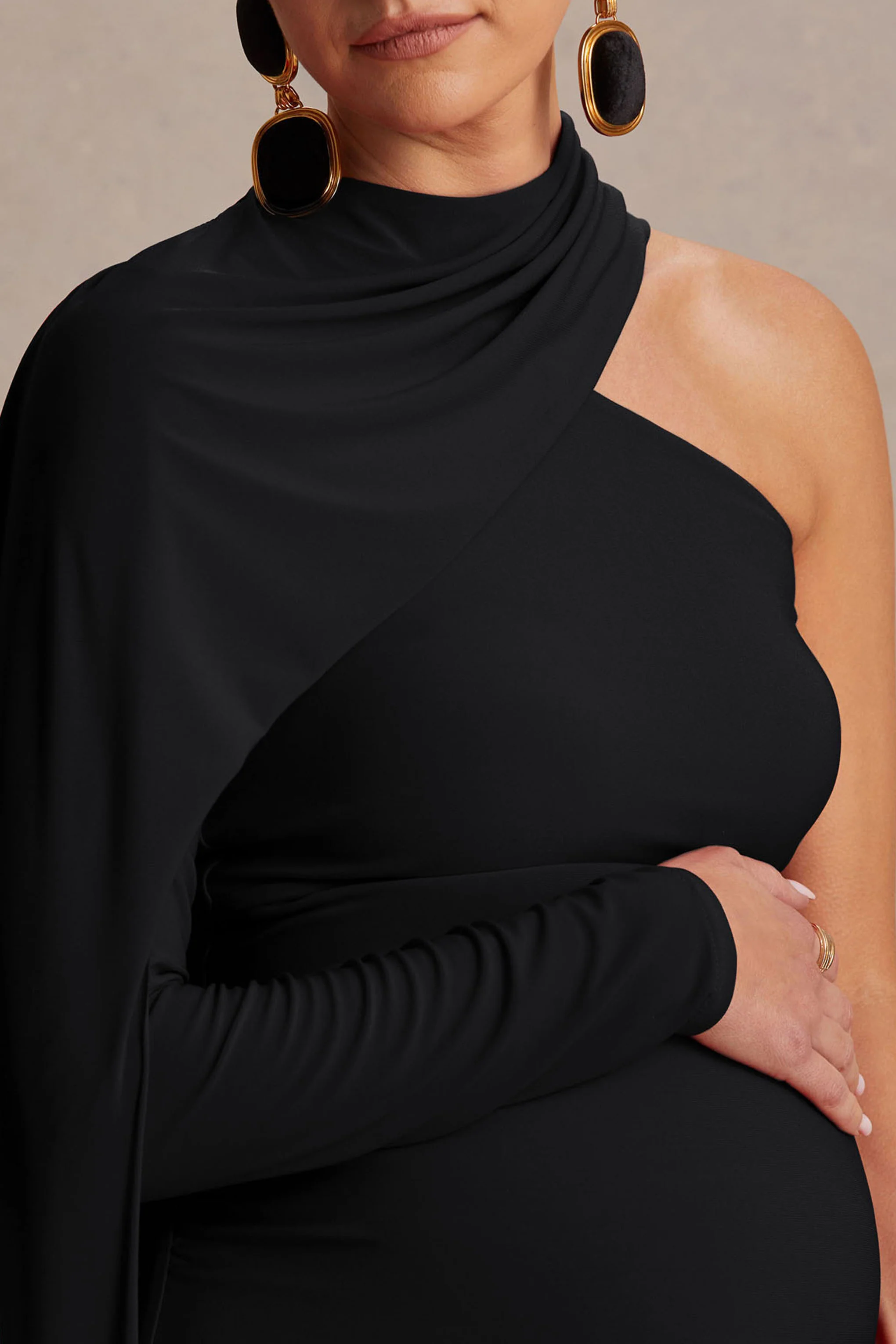 Tessy | Schwarzes Umstands-Maxikleid mit asymmetrischem Ausschnitt und Cape-Ärmel - Image 3
