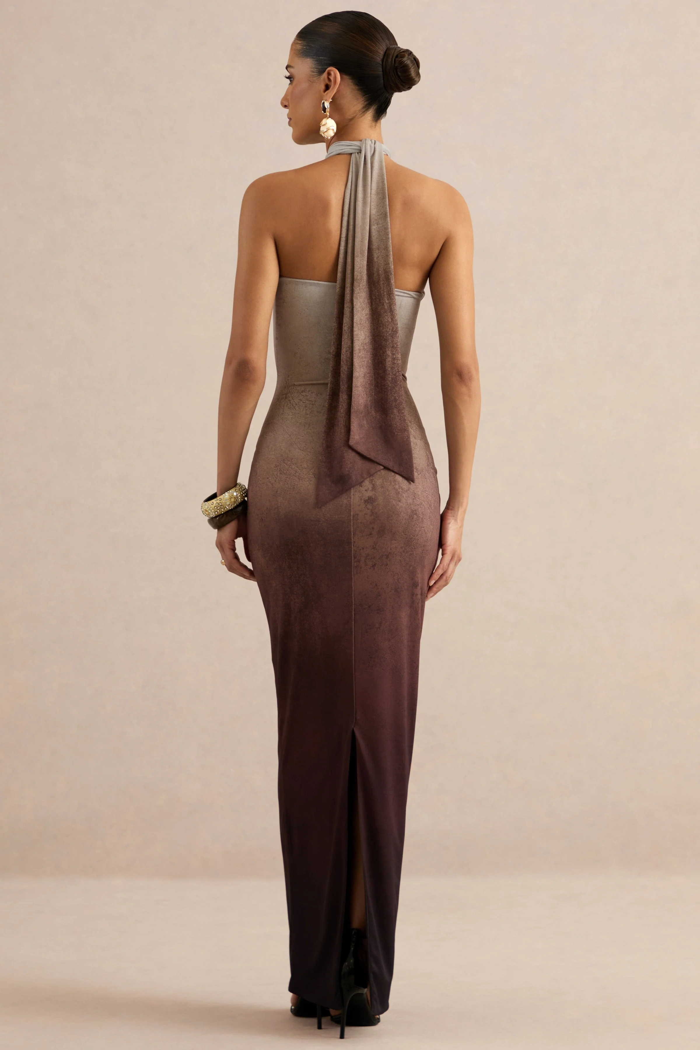 Thera | Braunes Ombre-Maxikleid mit Neckholder-Ausschnitt und goldenen Details - Image 2