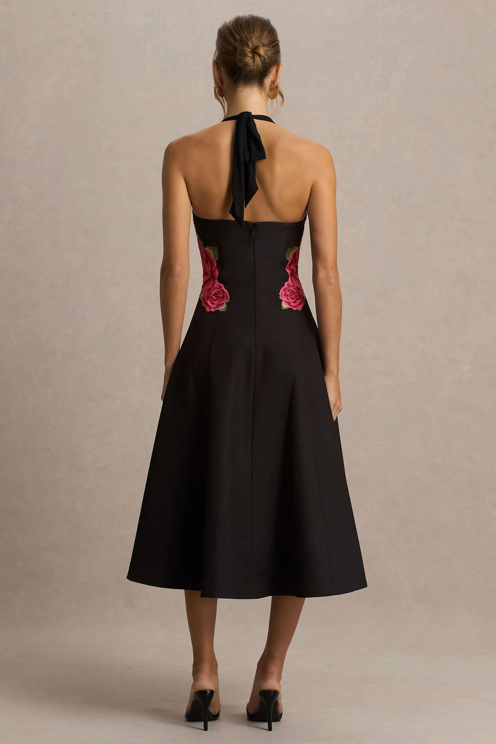 Tillie | Schwarzes Midikleid mit Neckholder und Stickereidetails - Image 2