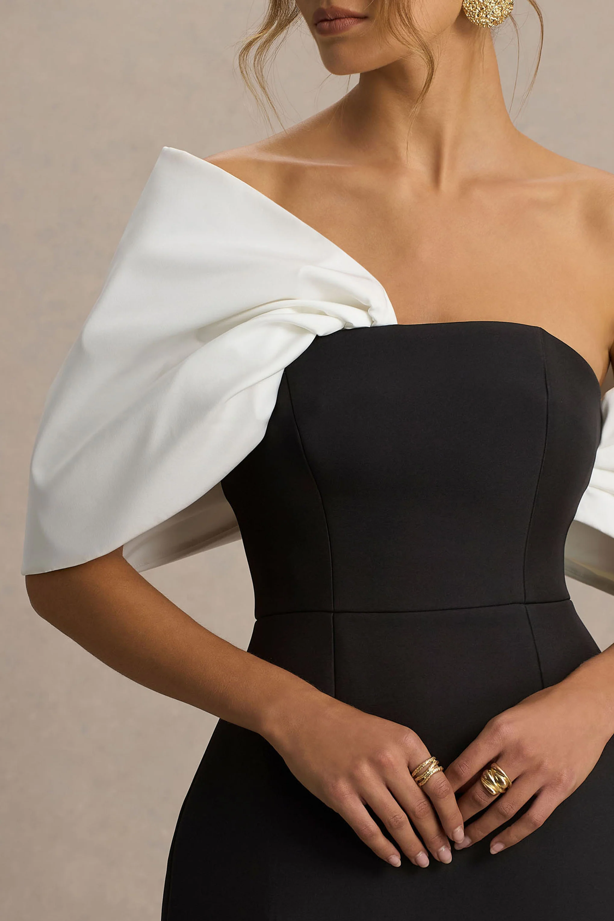 Tindra | Schwarz-weißes Satin-Minikleid mit Bandeau-Ausschnitt und Schleifenärmeln - Image 3