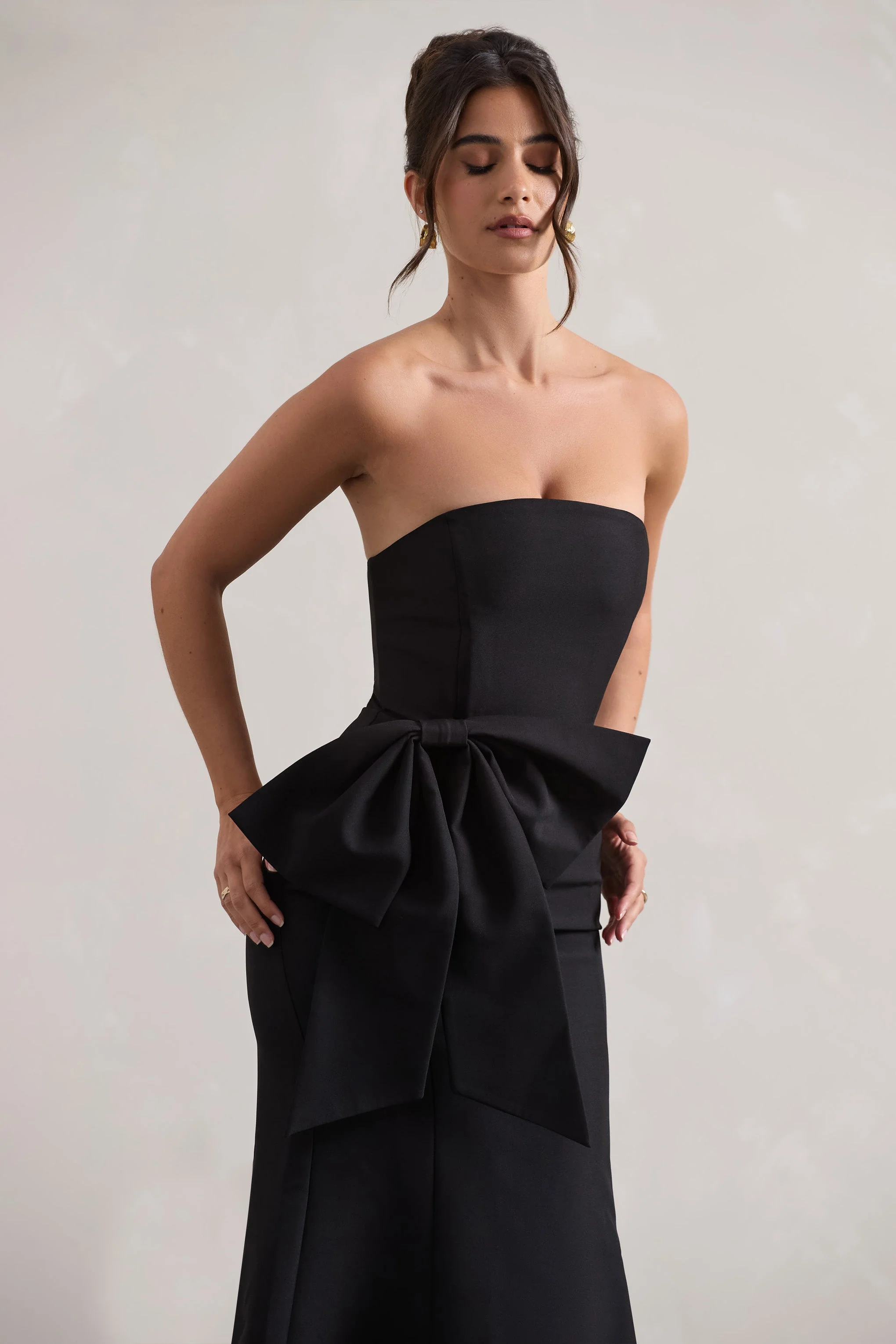 To Me | Schwarzes Bandeau-Midikleid mit übergroßer Schleife - Image 3