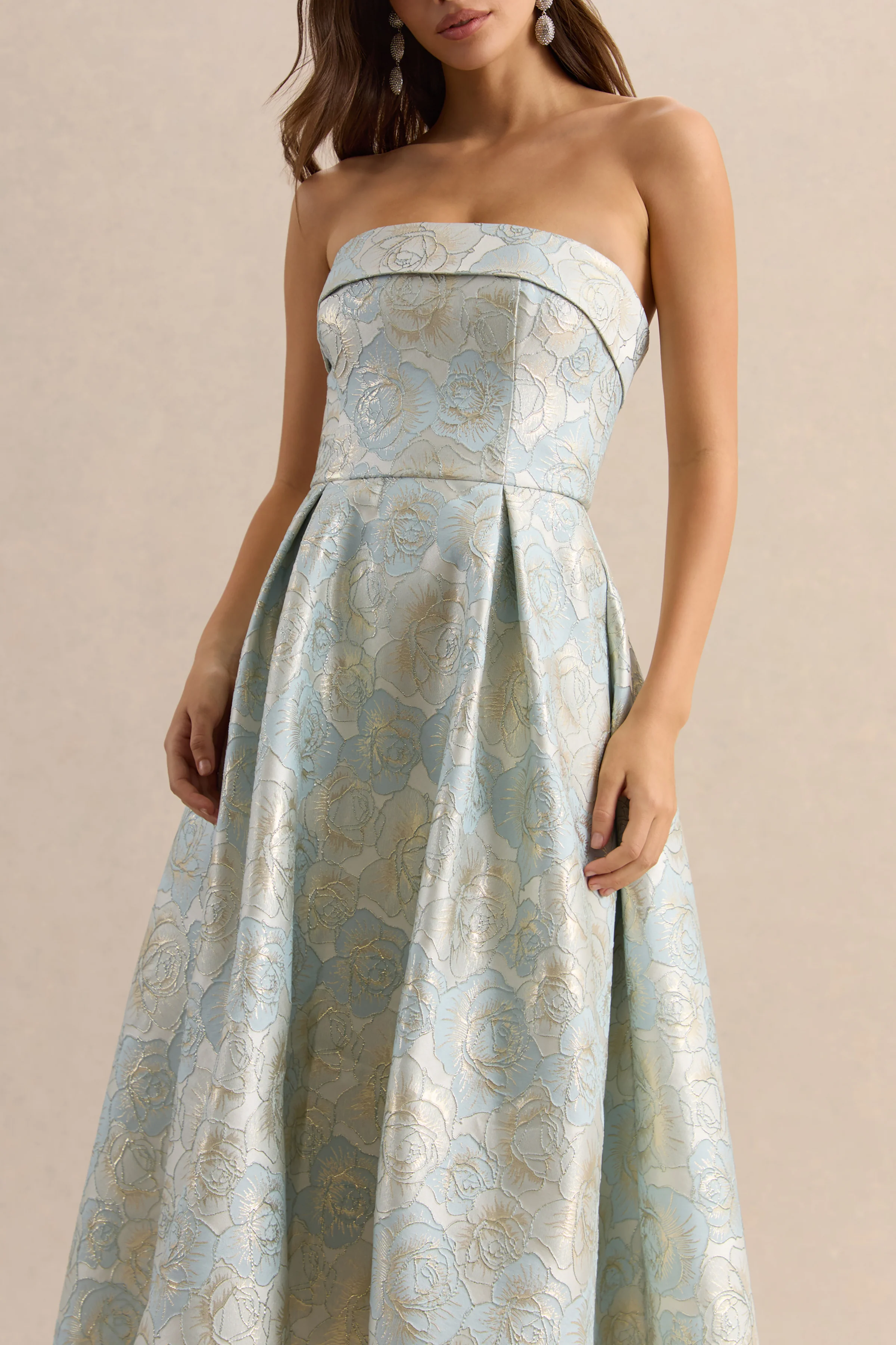 Tori | Puderblaues Bandeau-Midikleid aus Jacquard mit Skaterrock - Image 3