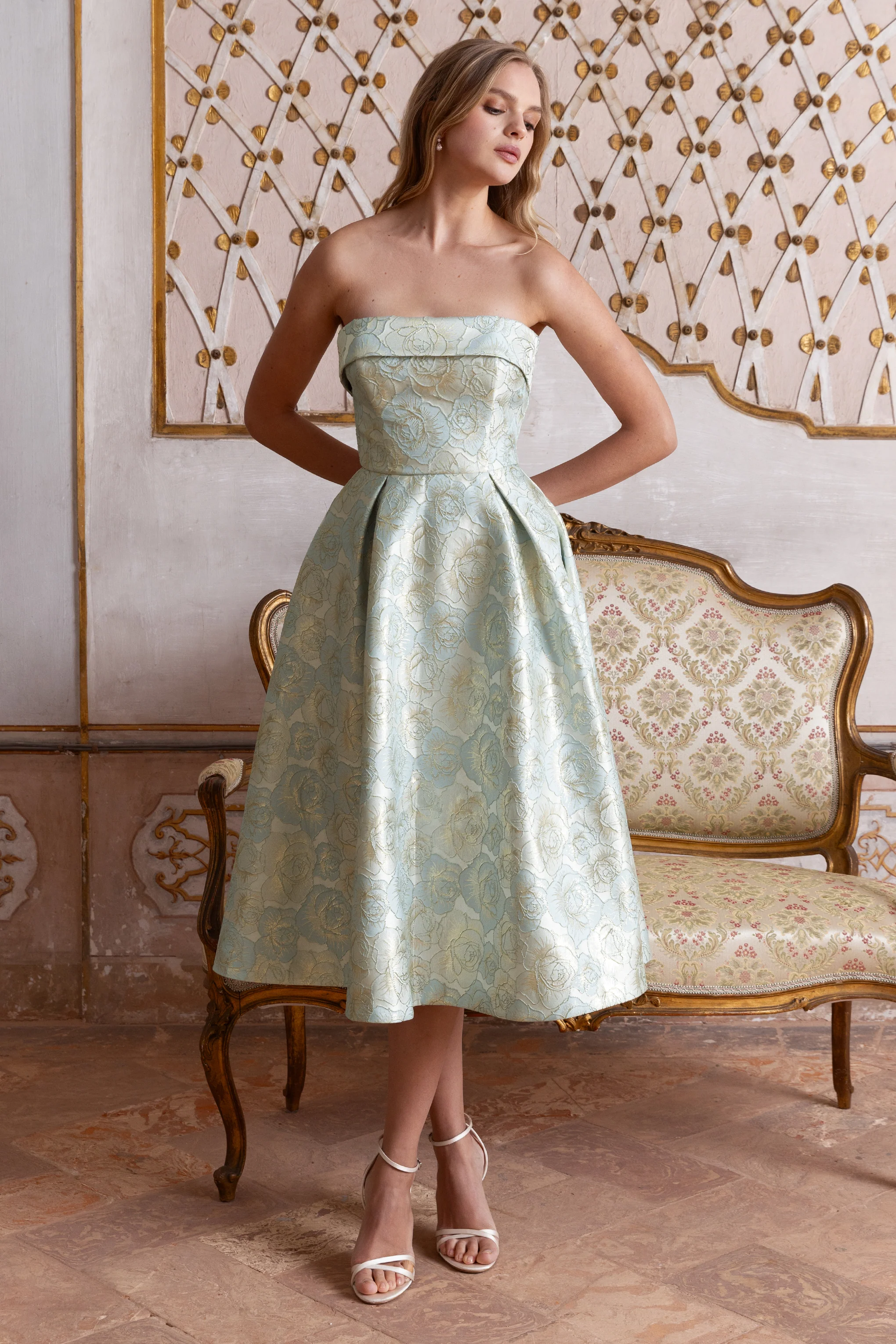 Tori | Puderblaues Bandeau-Midikleid aus Jacquard mit Skaterrock - Image 7