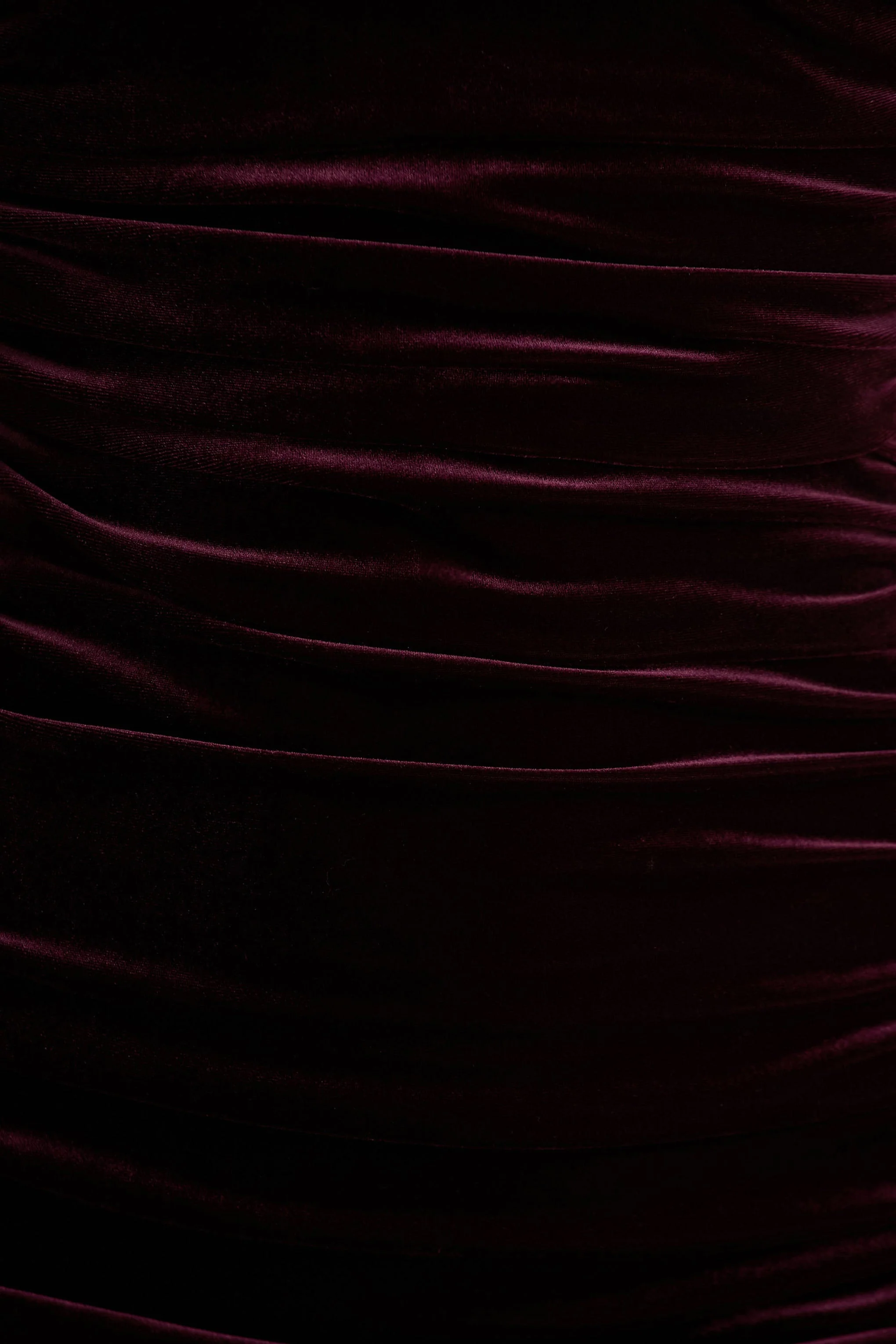 Treat | Burgunderfarbenes Maxikleid aus Samt mit asymmetrischem Ausschnitt und Raffung - Image 6