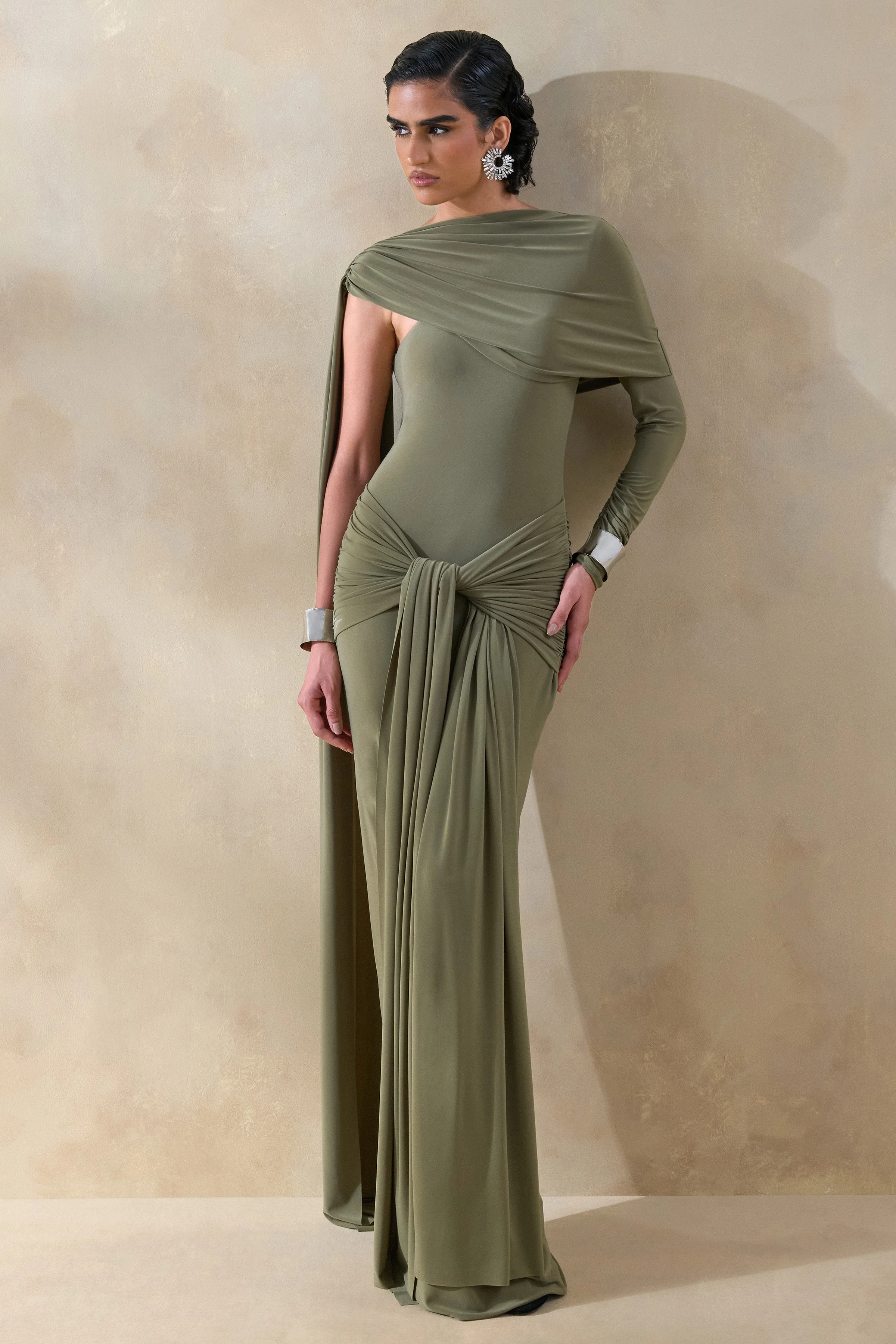 Trisara | Olivfarbenes Maxikleid mit asymmetrischem Ausschnitt, gerafften Details und Schal - Image 4