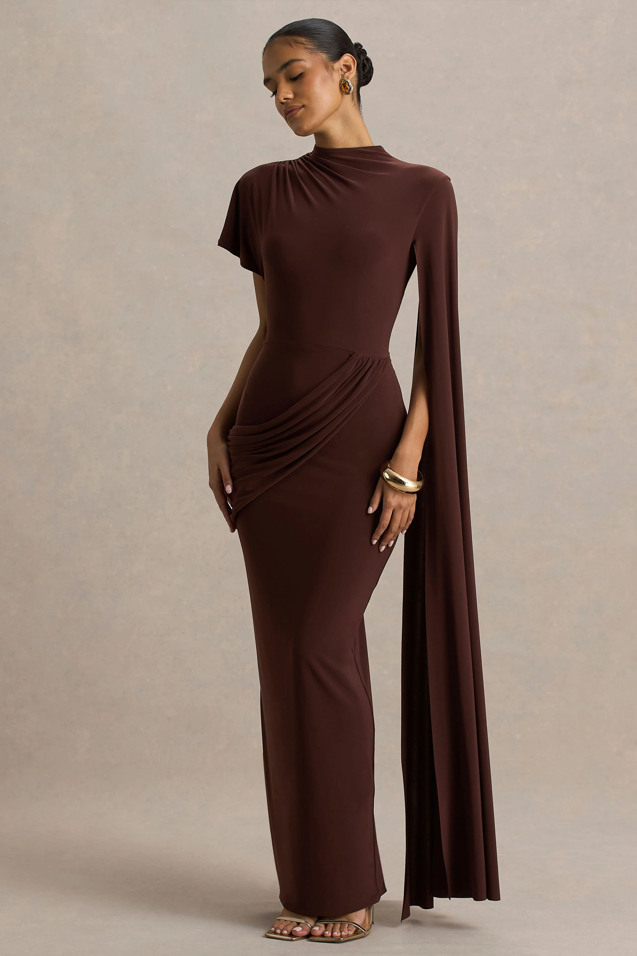 Tropic | Maxikleid in Braun mit hohem Ausschnitt und asymmetrischem Cape-Ärmel - Image 4