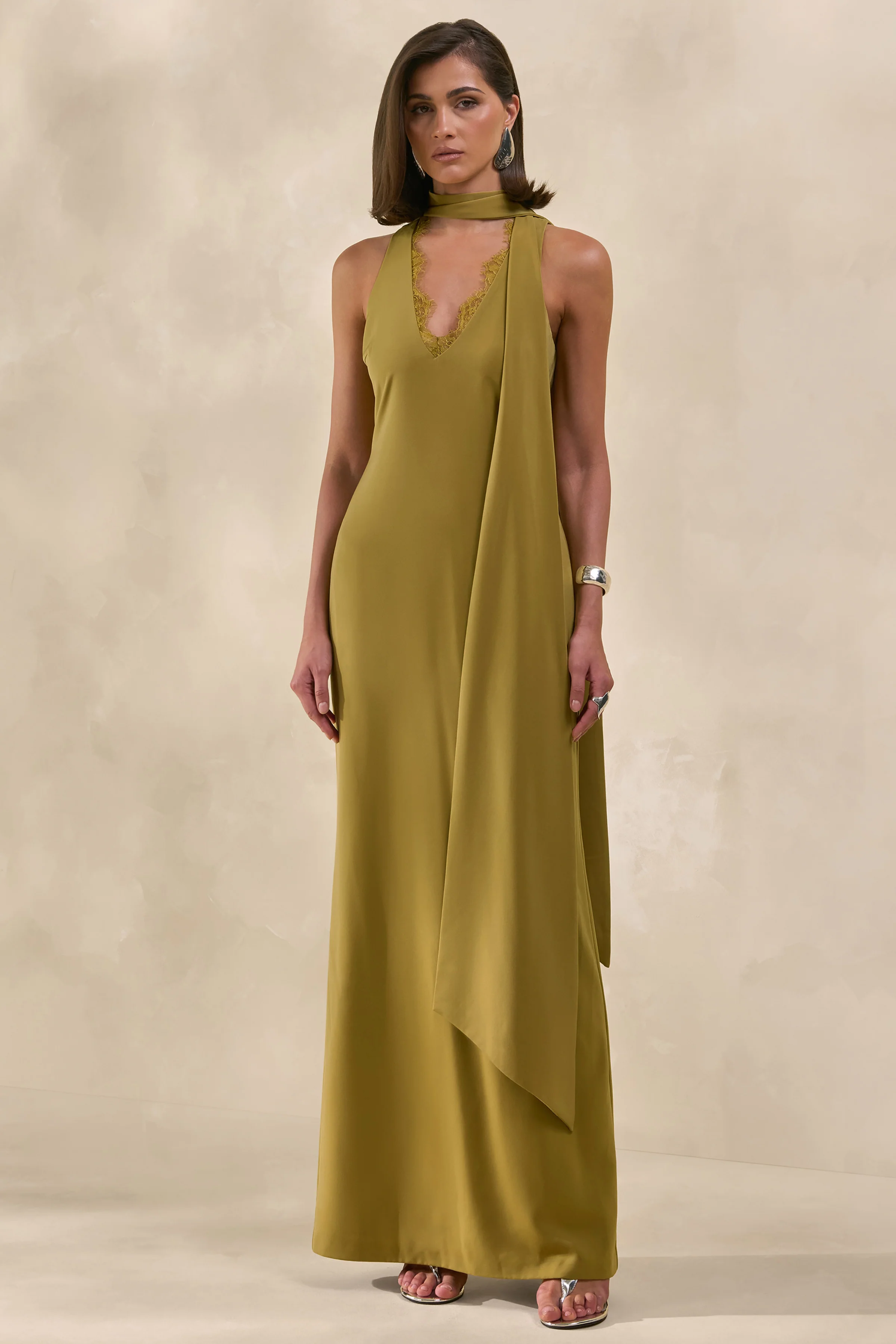 True Icon | Olivfarbenes Maxikleid aus Satin mit hohem Ausschnitt und Schärpe - Image 6