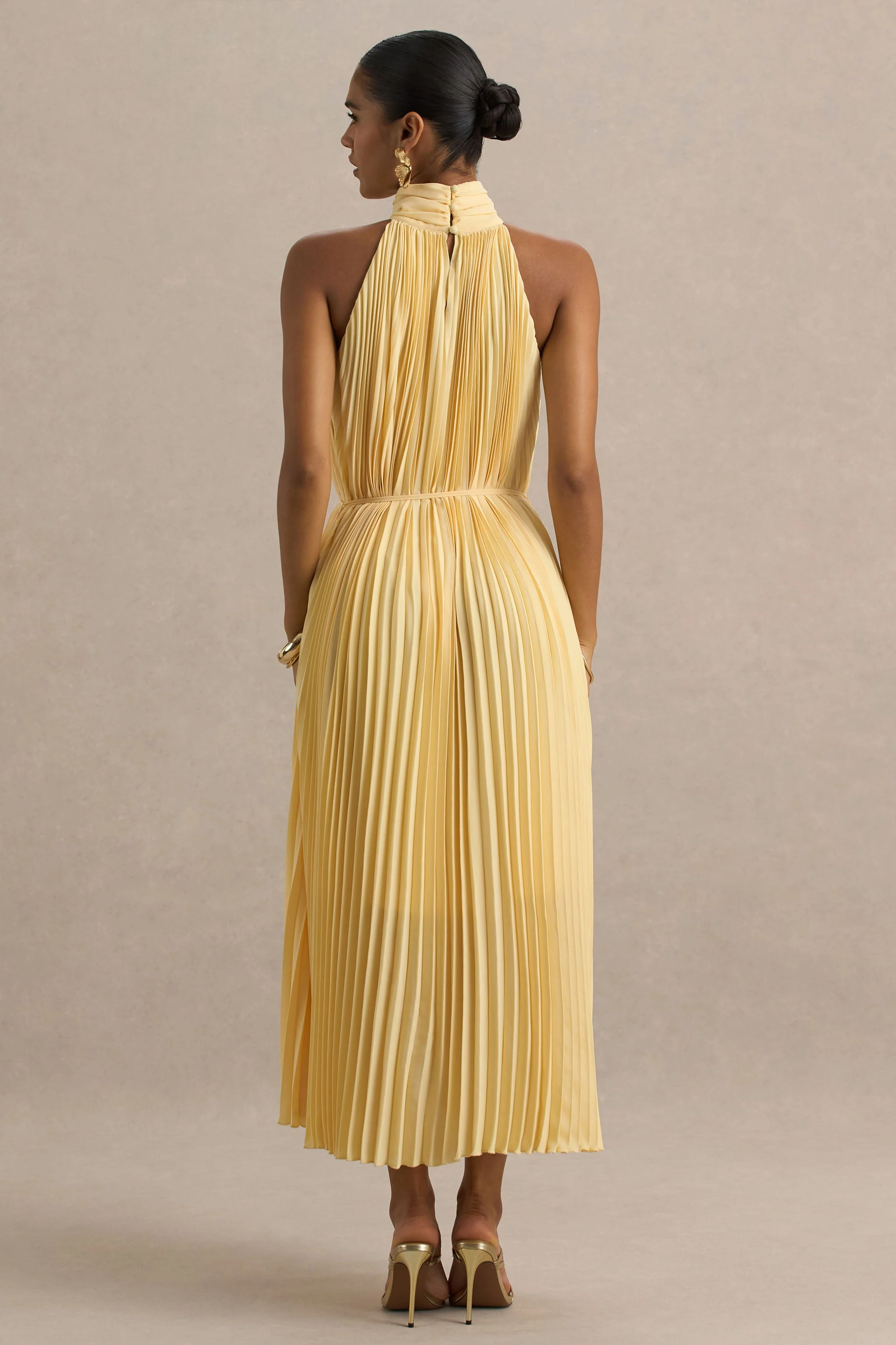 Tulip | Zitronenfarbiges Plissiertes Maxikleid mit hohem Kragen - Image 2